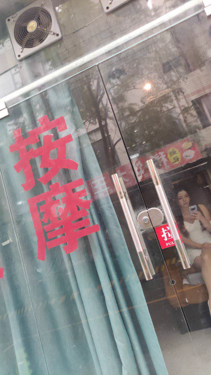 #重庆 渝北区龙溪镇武陵路126号，旭日网咖(武陵路)东侧，坐标这个位置，晚上8点后到11点，卷帘门，门上方有牌子，叫做开开冰雪世界，技师年轻，消费200。#站街 #扫街 #快餐 #探店 https://t.co/TfhOjCyCzT