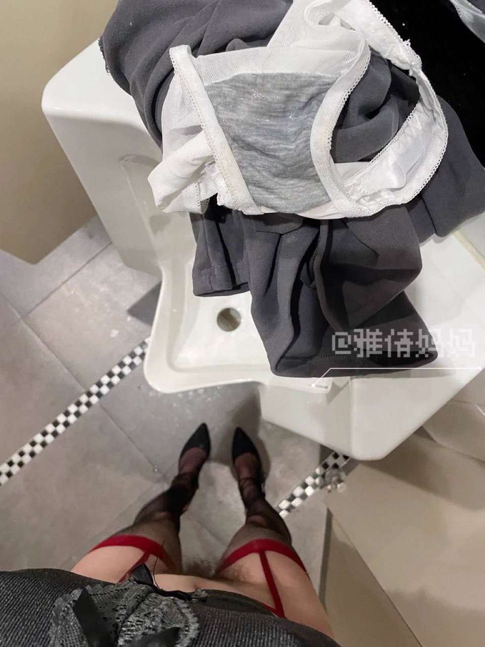 自从体验过露出的刺激，好像就一发不可收拾了… 

趁着办公楼没什么人，溜进了男厕所，脱光裤子的那一刻，感觉羞耻、刺激和兴奋都一起涌过来了…

如果有机会男厕所里和推友做一次，应该很完美吧，有同城的嘛？ https://t.co/vjqaUntkL2