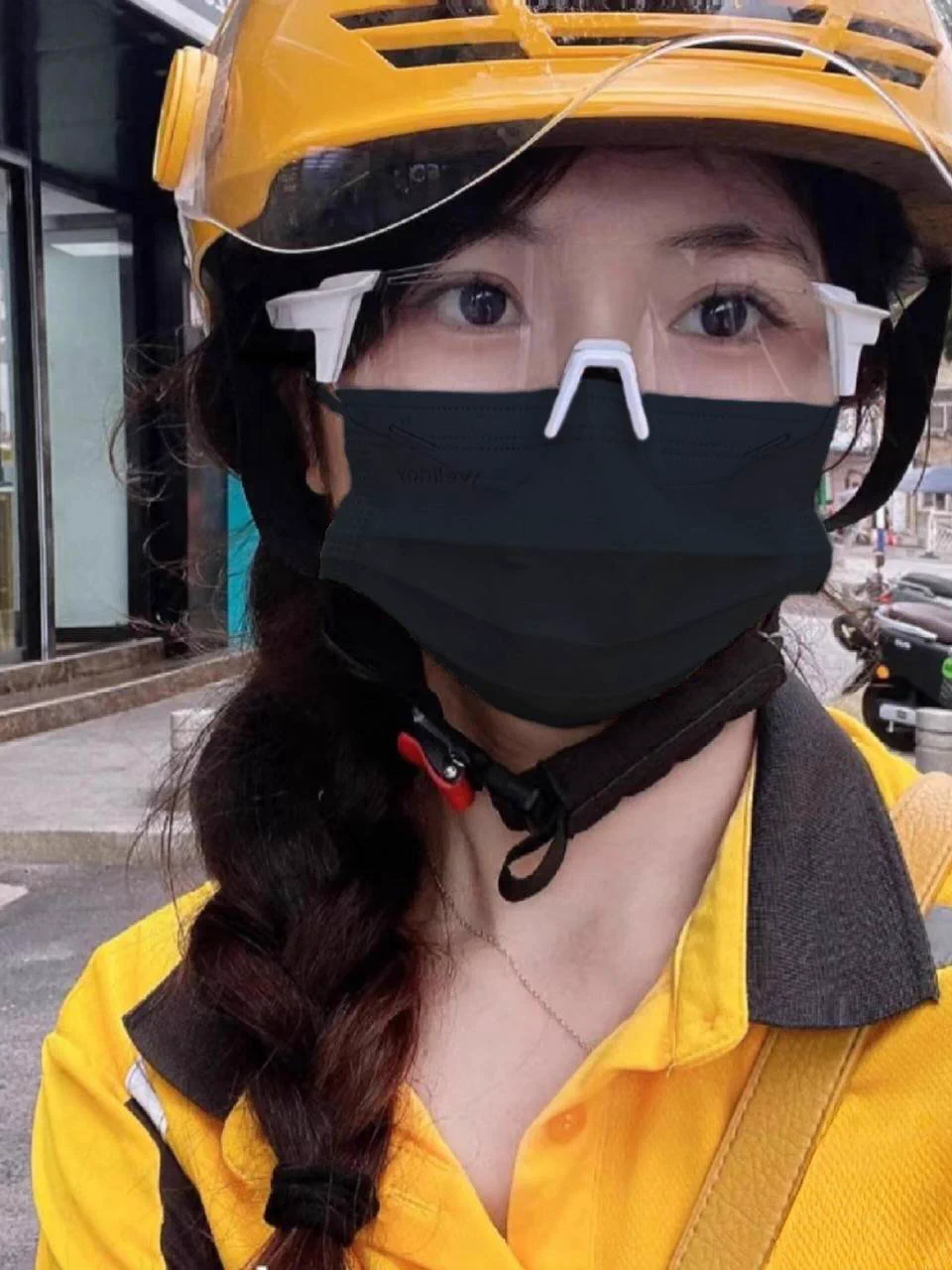 你永远猜不到一张清纯的外表下藏着一颗怎样躁动的心～

第一次约粉丝他居然让我穿着外卖制服去，他没想到的是我还穿了库里斯，他说他惊讶也惊喜，因为曾经幻想过无数次被女外卖员进门后对他调教～

结束后发现，是我满足了他的需求，那我的性需求谁来满足呢？ https://t.co/UgvKqx6s0c