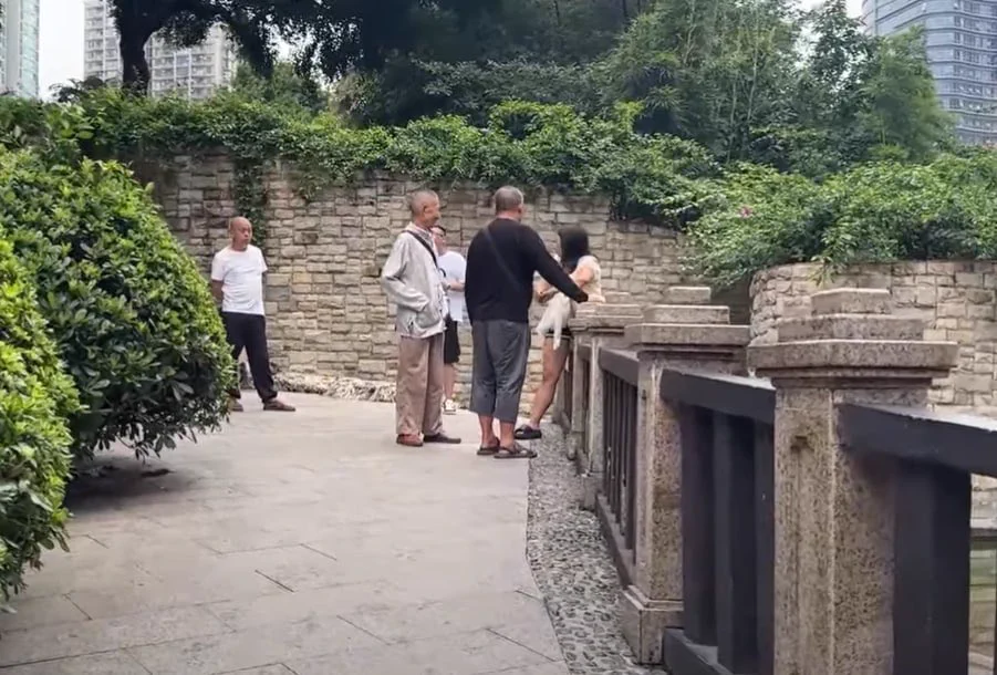 经🐔形势不好，失业女青年公园再创业，站街单次200 纯卖。疫情后各行各业都出现裁员，🐔价有望回到十年前 #站街 #站街女 #扫街 #快餐 https://t.co/YRe1kiAang