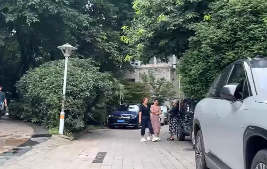 经🐔形势不好，失业女青年公园再创业，站街单次200 纯卖。疫情后各行各业都出现裁员，🐔价有望回到十年前 #站街 #站街女 #扫街 #快餐 https://t.co/YRe1kiAang