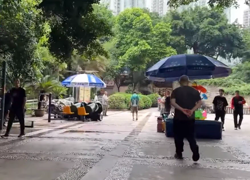经🐔形势不好，失业女青年公园再创业，站街单次200 纯卖。疫情后各行各业都出现裁员，🐔价有望回到十年前 #站街 #站街女 #扫街 #快餐 https://t.co/YRe1kiAang