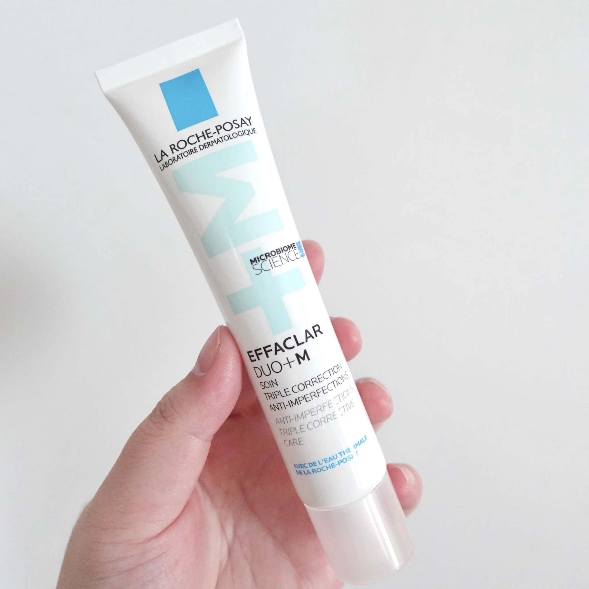 เอาจริงนะ สิ่งนี้ทุกคนต้องมีไว้ใช้ปราบสิวค่ะค่ะ! ใช้มาตั้งแต่วัยรุ่นนะ Effaclar Duo+M ของลาโรช เป็นมอยเจอร์ไรเซอร์ที่บำรุงได้ ปลอบประโลมผิวดี ลดสิวจากต้นตอ เพราะมีตัว PHYLOBIOMA โมเลกุลที่ช่วยปรับสมดุลผิว ลดความมัน ทำให้ช่วยลดการเกิดสิว แล้วช่วยลดรอยจากสิวด้วย ก็คือครบ จบ หมดก็ซื้อวนไป หลอดที่ n 🙌🏻 ต้องมี ต้องซื้อ ต้องซ้ำ !
