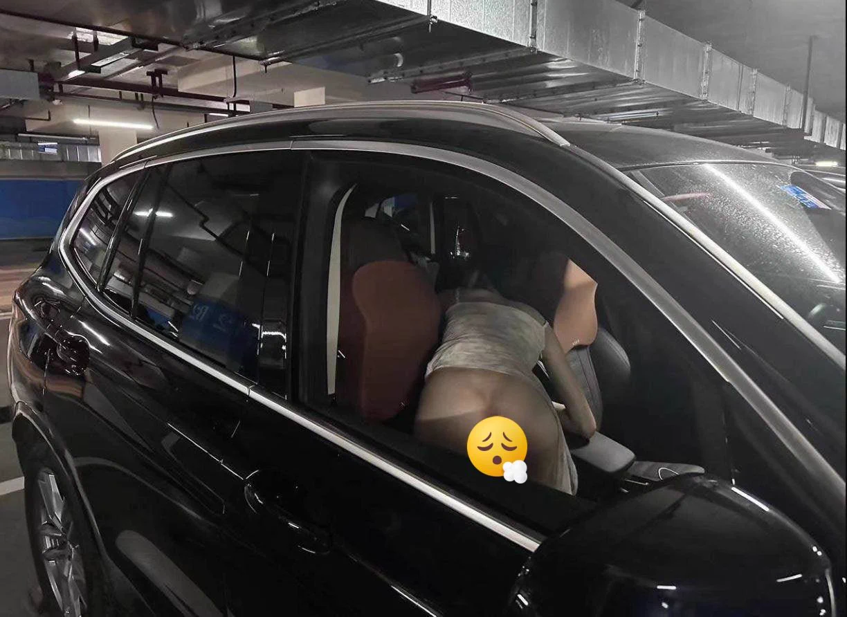 上一次车震是5月，那天太急太野，结束时去后排拿东西……
结果裙摆掀起，屁股直接被邻居看到了，还被偷拍了下来。
他现在见我眼神都怪怪的…
说实话，我也挺怕碰熟人了，
想约，就想那种——陌生、刺激、干净、互不打扰的关系。

今晚想再体验一次那种喘不过气的快乐，
同城陌生人，有没有？ https://t.co/OSy5ejGVET