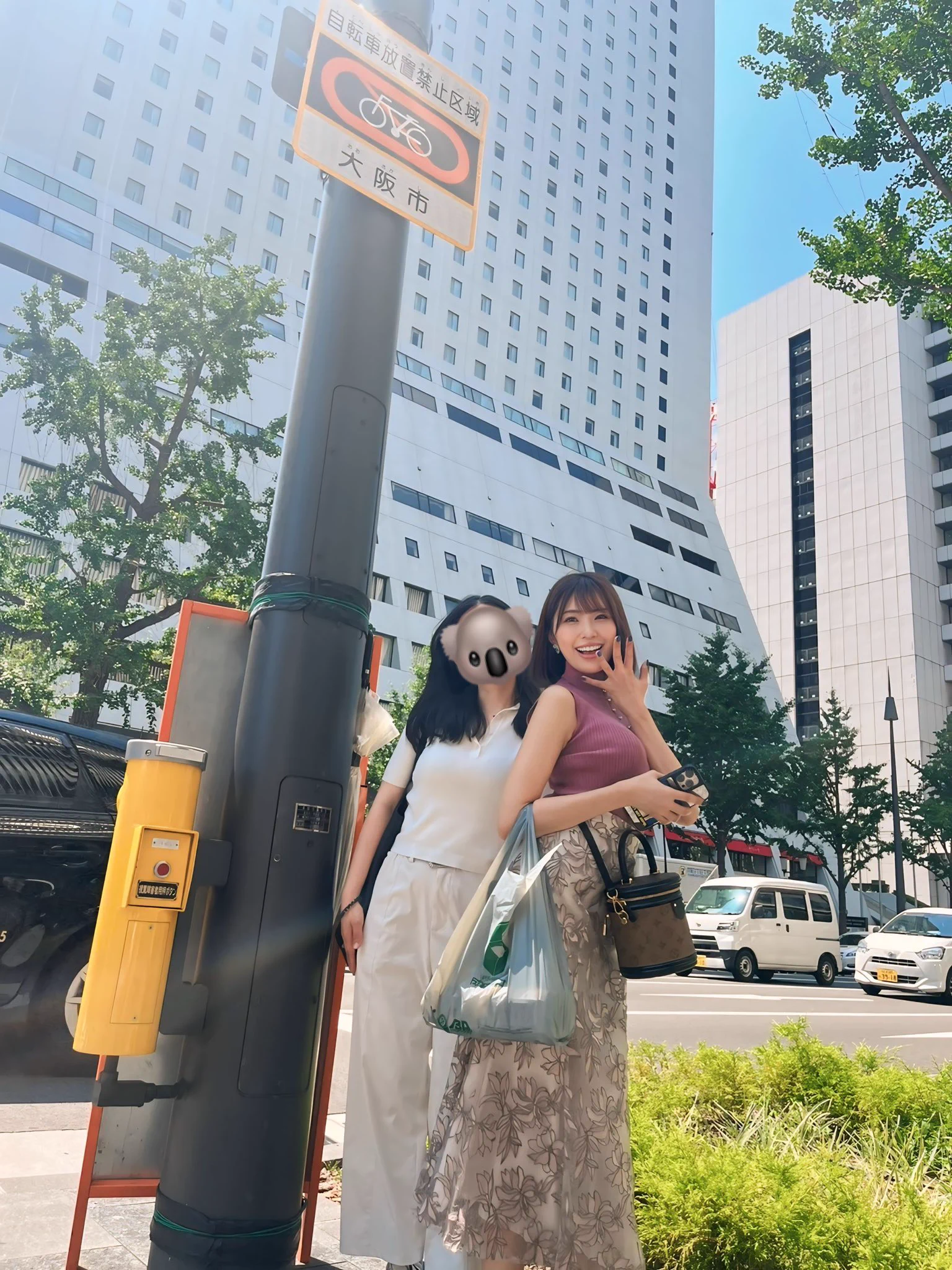 友達と電柱の影に隠れて、
日焼け回避してる時のん🤣😂💕

なんかオシャレに見えるの私だけ？笑
最近、友達に沢山会えて嬉しい‼️

それではおやすみなさい🛌ｽﾔｧ… https://t.co/RPuShIIaPN