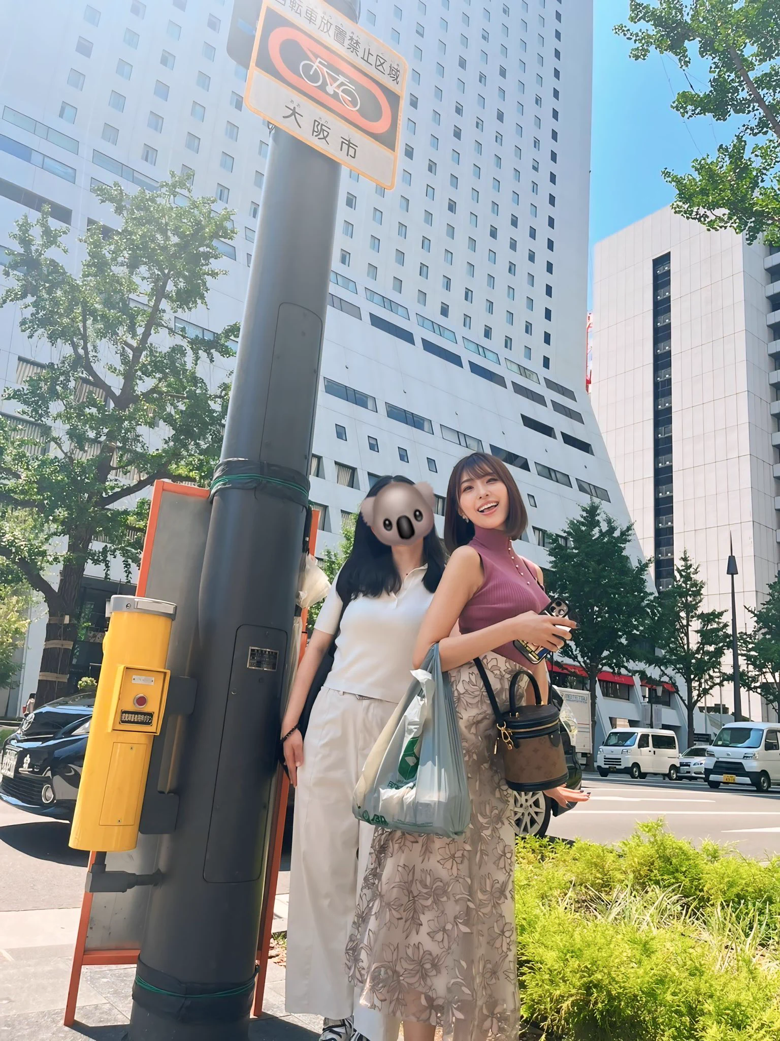 友達と電柱の影に隠れて、
日焼け回避してる時のん🤣😂💕

なんかオシャレに見えるの私だけ？笑
最近、友達に沢山会えて嬉しい‼️

それではおやすみなさい🛌ｽﾔｧ… https://t.co/RPuShIIaPN