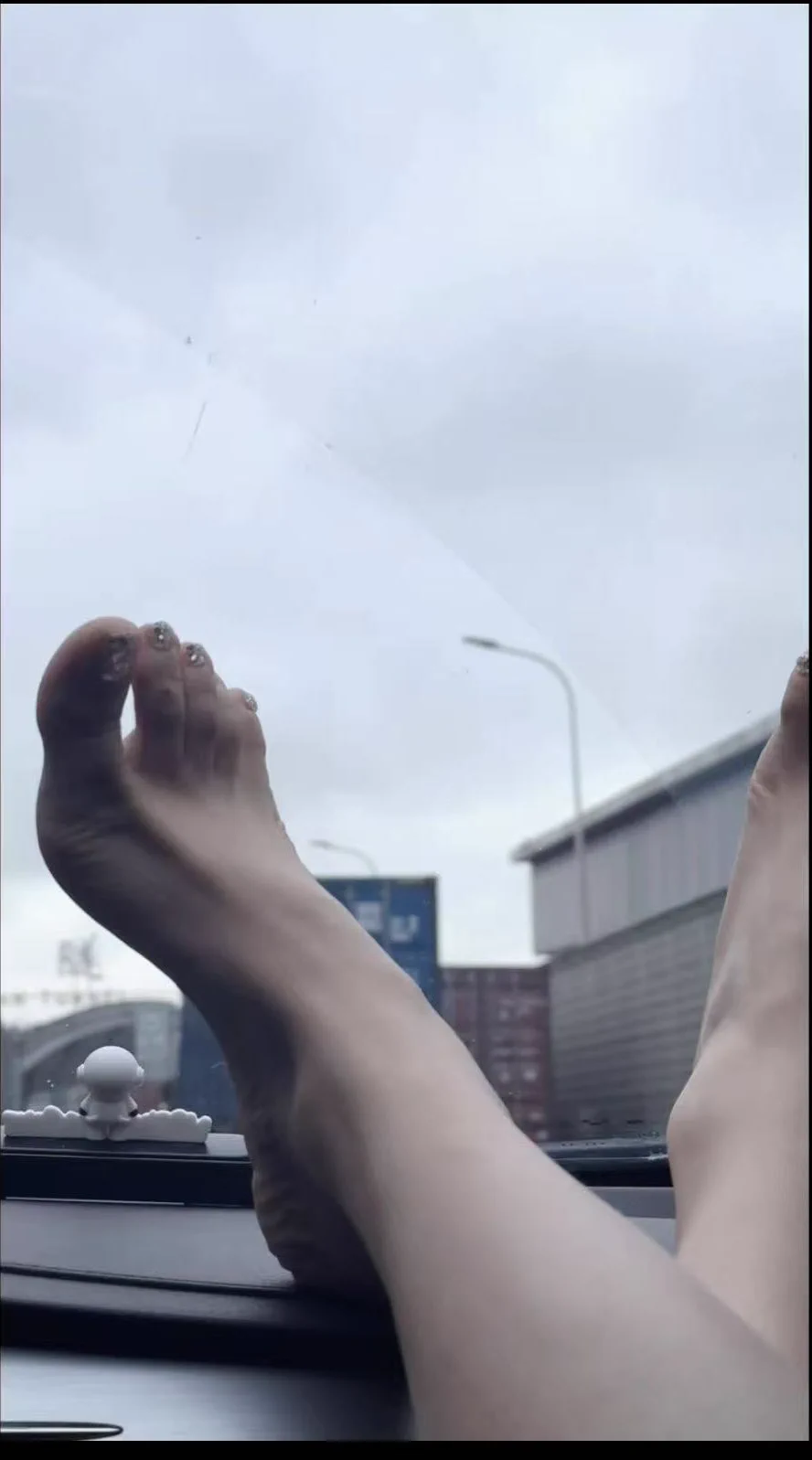 臭傻逼、一本正经的开车，但是当主人把玉足伸出来的那一刻，一下就原形毕露，狗里狗气的样子真下贱，真想把你一脚踹出去。
原创投稿⬇️
@Xiaoxiaofoer
@ToukaYuan
@MitsumeDoji
#字母圈 #上海冰月 #脚控 #恋足 #野外 #上海冰月 https://t.co/TsZxApdQDh