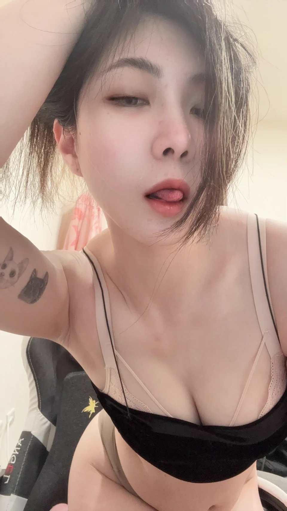 剛剛才被狠狠操到腿軟
一起床你又讓我跪下
是不是覺得我很適合被你當肉便器用？ https://t.co/YpoRMLdrol