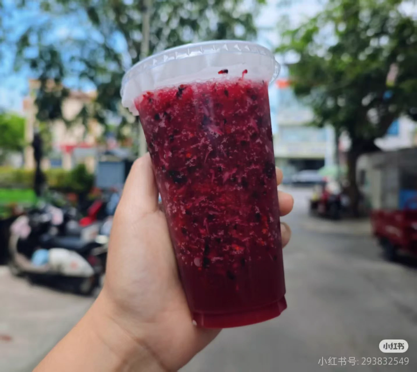 [Dongfang Summer Cooling Guide]🧃🥤🥂🍹🍸
 🧊🧊🧊Nothing beats the summer heat better than cold dessert! Here is a secret list of must-haves for locals:
🍨- Guava Thick Milk Ice: Pink guava and fresh milk are nice-looking and delicious.
🌿- Pandan Bean Curd: Southeast Asian herb and vintage-style bean curd are refreshing.
🍒- Bayberry Mulberry Ice: Jam and smoothies revive your summer taste buds.
🥭- Mango Fried Ice: Sweet and sour mango and shaved ice are the ultimate tropical treat.