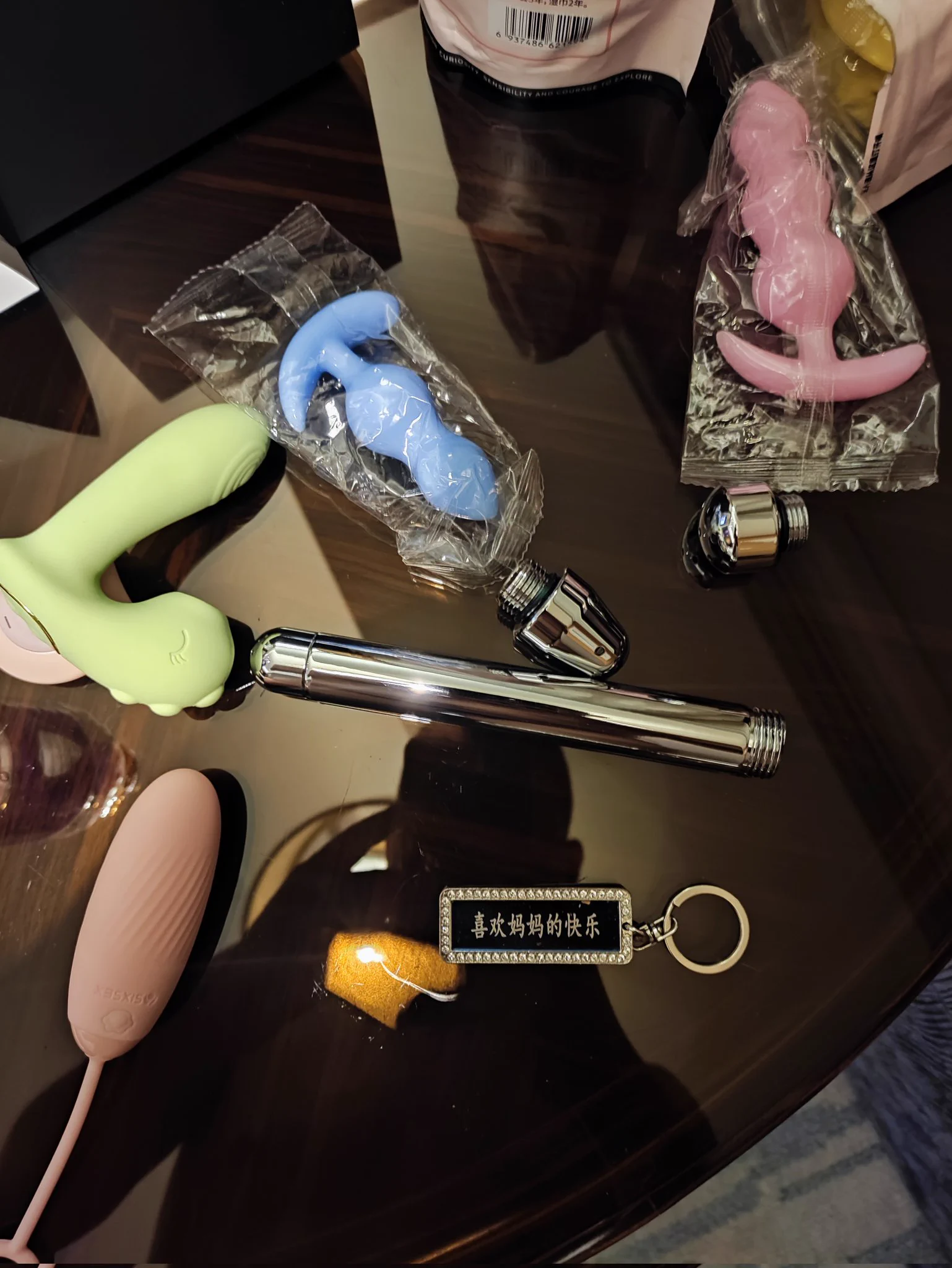 周末的愉快偷欢，少妇的优雅与气质，往往生自岁月的沉淀与积累，任时光蹉跎，仍然保持着风骚的心态，愿意选择自己老公以为的鸡鸡满足自己的欲望！ 这个年龄实在是太迷人了，无法描述的美，岁月的沉淀和迷离的眼神让人欲罢不能 https://t.co/2jXYW7MjII
