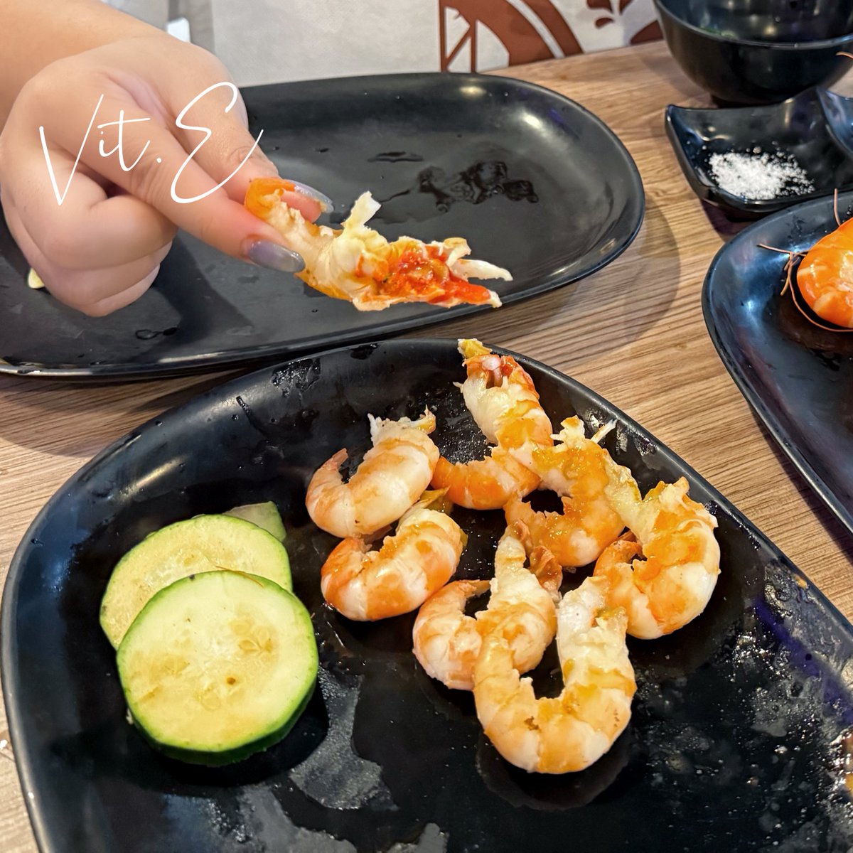 當妳跟喜歡剝蝦🦐的朋友
去吃流水泰國蝦吃到飽：

我今天剝了快一百隻
雙手食指都被燙得紅紅的ಠ_ಠ
朋朋們只要負責烤跟吃就好💗
@P24663577 @genkimer https://t.co/ZZsj3cjhiW