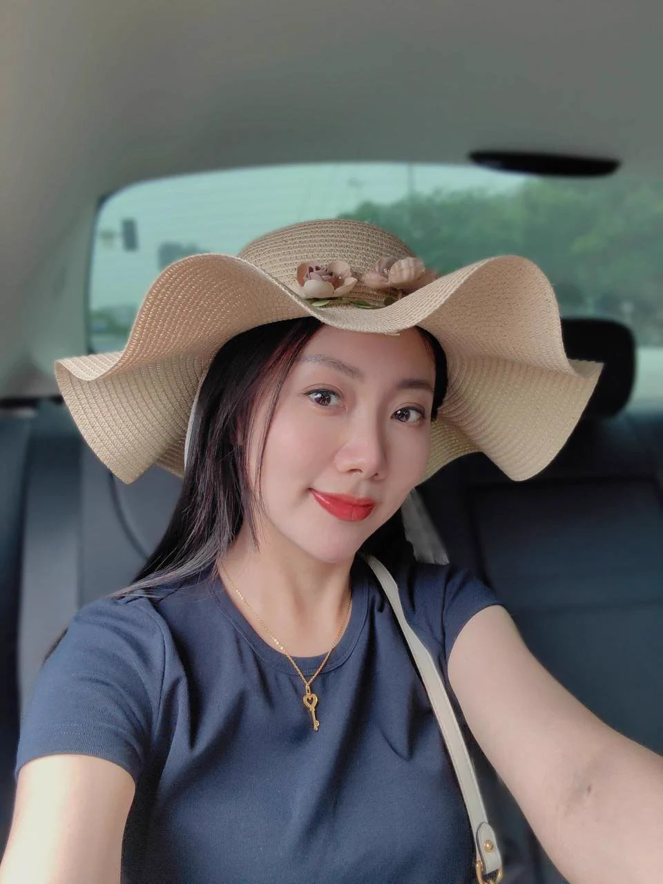 早上穿着情趣内裤上班，想着享受一下情调，但走路的摩擦感让我好难受…

中午去商场买了纯棉内裤，换上后舒服多了，突然觉得挑内裤和选男人一样，成熟的男人虽显平淡但是久经考验，言不饰辞，行不负心～

猜猜我的新内裤是什么颜色，猜对有奖励～ https://t.co/SDri8LoLO0