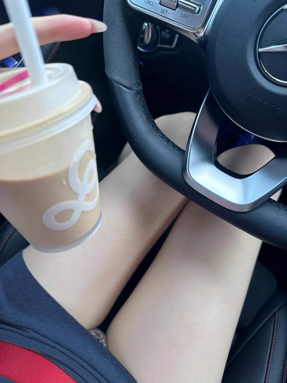 早上穿着情趣内裤上班，想着享受一下情调，但走路的摩擦感让我好难受…

中午去商场买了纯棉内裤，换上后舒服多了，突然觉得挑内裤和选男人一样，成熟的男人虽显平淡但是久经考验，言不饰辞，行不负心～

猜猜我的新内裤是什么颜色，猜对有奖励～ https://t.co/SDri8LoLO0