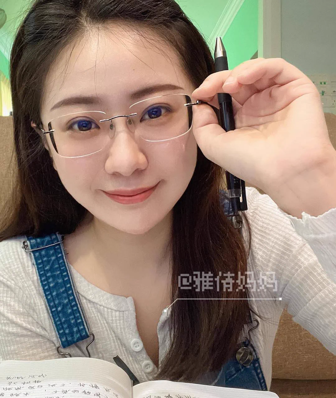 最近大家好像都很喜欢戴着眼镜的少妇，说喜欢这种纯欲感、人妻感。那穿着背带裤乳晕微露的样子，是不是更反差了。
虽然欲求不满好像写在了脸上，但比起来直来直去的约，我更想要一场浪漫的邂逅。有拥抱，有亲吻，有性爱过后的依偎…

理解的人可以私信，希望找到合适的同城男士～ https://t.co/Pg0WquPOWm