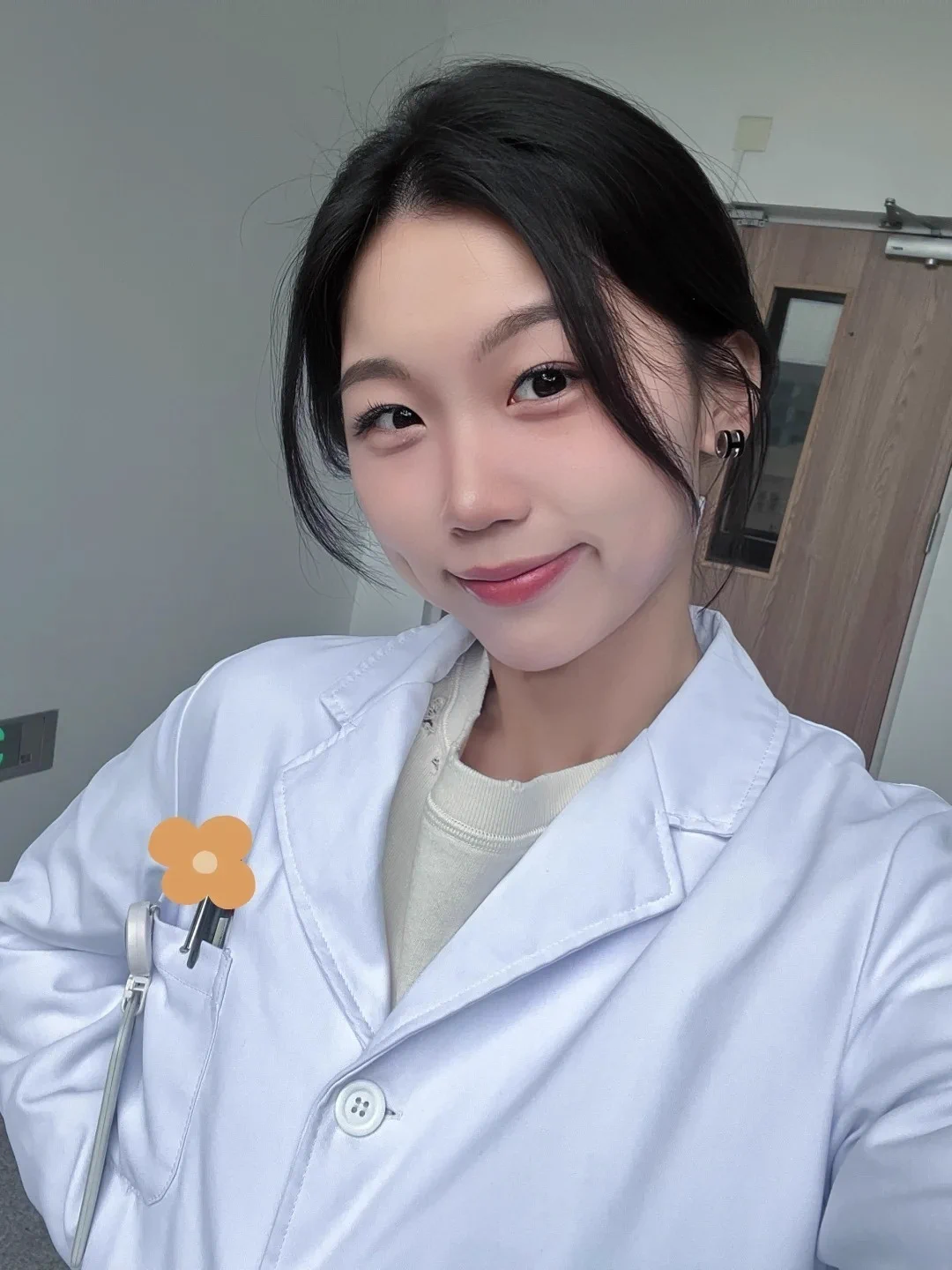 喜欢穿丝袜上班的医生见过吗？

每天上班的运动量都是比较大，感觉黑丝没有肉丝贴近生活..

换了丝袜准备回家，同事拍的这个角度也太有感觉了吧，喜欢脚的有眼福了，谁想要换下的黑丝，关注➕评论留言抽奖 https://t.co/rRF7GNJK0C