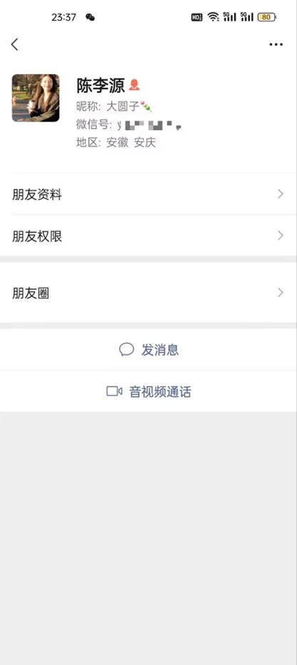 Chudai 💦
@SexytoBaby
@SexytoLady
@SexytoDoll
@SexytoGirl 

《种马约炮笔记》第六十九章——调教学妹女友玩3p

我19岁时交了一个很有气质的女友，她叫陈李源，是比我小一届的学妹，同一个高中毕业的，身材略微丰满，还好陈李源长的高，大概有170公分，34D罩杯，奶大屁股翘，我们相处得非常融洽。

交往两个月后的一个晚上，我爸妈都不在家时，我和她发生了第一次性关系，陈李源是个处女，所以很紧，而且奶头和阴唇都是粉红色的，搞起来真的非常爽，想到追了很久，又是个有气质、会念书的乖女孩被我上了，就让我非常有感觉，之后我们平均一个礼拜就做爱至少2次。
后来，我觉得每次都保持一样的做爱方式，其实久了蛮腻的，所以最近几个月，我开始会在外面散步的时候，就和她在一些公园里亲热，不外乎接吻、摸奶，有时玩得兴起还会让她的奶露出，不过还蛮常会有人偷看，刚开始我和她都害怕，只要发现有人偷看，我和她就会赶快离开，但是后来我开始渐渐喜欢上这种刺激、会被人偷看的感觉，几次之后，我就会变态一点，就是让人偷看，在和女友亲热的时候发现有人在偷看，我会故意不告诉女友，继续的亲吻、抚摸，然后把女友的衣服拉起来，让偷看的人可以看到我女友那34D的胸部和那美丽的脸蛋，这样真的让我非常兴奋。
最夸张的一次，我和陈李源坐在公园暗处的椅子上亲热，因为太过激情了，就忘记注意周遭有没有人。
那时陈李源是跨坐在我的身上面对我跟我接吻，我的手在陈李源的背不断抚摸，后来我四周看了一下，在陈李源身后发现了一个流浪汉，那个流浪汉蹲在我女友屁股后面，伸出一只手在摸我女友的屁股，我吓了一跳，但我却没有告诉我女友，因为我怕吓坏她，不过我也很惊讶，陈李源竟然没发现有三只手在摸她，可能是因为陈李源太忘我了吧！但这时我的脑袋却做了一个大胆的决定，就顺势从陈李源的屁股收了一只手回来，那天陈李源是穿着短裙，不过我早已经把她的裙子给稍微撩上来了，所以流浪汉肯定看到陈李源穿了一件黑色的薄纱内裤。
那个流浪汉也真大胆，我一直看他，他也不理我，一直专心的摸我女友的屁股，之后我女友亲着我小声的呻吟了起来，可是我的手只是抱着我女友，不可能会令到她叫吧！哇勒！该不会是那个流浪汉……

这时我瞄了一下，哇靠！流浪汉应该是隔着内裤在抠陈李源的小穴！但是我也不确定，或许根本连手指都插进去也不一定，想到自己的女友被陌生人只隔内裤摸着屁股，我就很兴奋，但谁知道他的手干不干净啊！我故意用脚踢一踢，他就站起来走掉了，我女友根本也没发现，后来我想这还是不太安全，就带我女友回家了！

有了这一次比较大胆的经验，我暴露女友的心就越来越强烈了，但我又不敢在外面这样大胆露出，蛮怕万一出事该怎么办。

之后我就和陈李源沟通，想拍一些陈李源的裸照，刚开始陈李源还蛮反对的，但稍微让她兴奋一下，还是会让我拍，久了，陈李源就不太反对，还会主动看着镜头，后来就进一步的拍我们做爱的照片。

说真的，以陈李源这么乖巧的女孩，是真的很信任我才会让我拍，我有些自责，但那暴露女友的心却一点都没减少，刚开始我都是自己欣赏，有时陈李源不在就开来打手枪，可是久了又没啥意思，后来看到网路上也很多贴出自己女友的裸照，看的我心蹦蹦跳，这让我也想贴在网路上让大家看一看！当然我都有在脸上打马赛克，决不有机会让别人认出来，但久而久之，又没感觉了，进一步的弄了薄马就贴在网路上，有些侧脸的，我完全没打马就贴上去了，但通常我贴一两天就会删图，以防万一，不过这一两天要被转贴也是非常容易，不过我到现在还是没看到陈李源的裸照回锅被我看到的。

后来有时做爱的时候，我开始会叫陈李源淫荡一点，对她说我好想让别人也看看你淫荡的样子，问她兴不兴奋？她说：「你好坏，还想让我被大家看，这样你不会吃醋吗？你舍得吗？」我就说：「我只想让我们之间更激情，感情才会好，而且你淫荡的样子，让我真的好兴奋」，我真的没在唬烂喔，我可是真心爱陈李源才这样说的。

陈李源回答：「那你想怎样我都好，你开心就好了，但你要真的爱我喔！」我听到后，疯狂的搞着陈李源，接着再问：「我想让别的男生也搞你好不好？我想让你舒服、让你满足」她说：「好，宝贝要别人搞我，我就让别人搞，还要好多人一起」，想不到平常温柔、气质的女友开始慢慢的被我调教成淫女啦！我女友可能认为只是在做爱时制造一点不一样的气份，但其实我可不是想想而已，而且她的裸体早就被不知道多少人看过了，只是大家不知道是谁而已！

后来有一次凌晨送她回家的时候，我突然想到我们可以在她家的楼梯间亲热！她家是公寓住宅，这时间，几乎不会有人上下楼。

一进楼梯间，我就抱住她一直狂吻，搓揉着陈李源的奶子，我把她的外套脱掉，里面是绑带式的小可爱，我就解开然后放到最松再绑起来，为的是突然有人的时候可以迅速拉回原位。
然后我往下拉，她的奶子就弹了出来，陈李源只要穿这种衣服就不会戴胸罩，因为露出肩带不太好看，我一直狂舔她奶子、吸她的乳头，她就压着我的头轻轻的呻吟着，我想不到她在这危险的楼梯间竟然也可以这么投入！陈李源开始主动解开我裤子的扣子，拉开拉链，因为很松，所以裤子就滑下来了，陈李源隔着内裤抚摸我的老二，我也很热情的和陈李源接吻，我们就在楼梯间的一楼靠着正中间的扶手上，等于说如果有人从上面的缝隙看下来，就可以看到我女友裸着上半身，就是这样也让我更兴奋了，我一手按着陈李源的阴部，看着陈李源闭着眼睛享受的表情，我就更大胆的带着陈李源往上了半层楼，等于上面有楼梯间窗户可以看进来，下面有铁门上方的缝隙可以看进来，所以有人经过的话，都可以直接看到我们。

想到这实在是太兴奋了，我就直接把陈李源的裤子脱至膝盖，就把我的肉棒直接从后面插入，然后把脖子上的带子解开，把衣服拉至腰间，现在的陈李源等于全裸在楼梯间跟我打炮了，陈李源趴靠在楼梯间的扶手上，我不断的从后面抽插，问陈李源舒不舒服、跟陈李源说「我好喜欢这刺激的感觉，这样打炮太兴奋了，你会害怕吗？」陈李源回答说：「不会，我也好喜欢，这样真的特别舒服，好爽，不要停，用力搞我好吗？」然后我就把陈李源身体拉起转到朝窗户的方向更大力的搞她，整个楼梯间都是啪啪啪的声音，这样对面的只要在阳台都可以直接看到一个裸体的女孩在楼梯间打炮，而那女孩就是他们的邻居，想到这里我就忍不住的拔出来射在楼梯间地上，陈李源也没有马上穿起衣服，还全裸的靠在扶手上，似乎她还沉浸在这刺激的气份里，射完后回复理智，想起这被看到一定会会在邻居间传起来，说某楼的女孩在楼梯间打炮，搞不好还会跟她爸妈说，甚至会有人拿这威胁陈李源来强奸她，想想还是帮陈李源赶快穿起衣服，送她回家去！还好后来都没什么事发生，但陈李源的淫荡也更上一层了。

而我暴露女友也更进一步！

最近陈李源和我出去的穿着性感多了，因为近期每次和她出去逛街，看到一些比较性感、暴露的衣服，我都跟陈李源说，你穿起来一定很好看，好身材不用怕别人看啊，这样我走路都有风呢！别人看到你性感的身材一定很羡慕我，陈李源一脸狐疑的看着我，但出钱的是我嘛，买衣服送她，陈李源也没啥好拒绝的。

时间久了，陈李源也开始会自己买那些低胸、短裙、小洋装，甚至连丁字裤都会自己买，穿着比较露了，陈李源也开始减肥，身材更是玲珑有致，那34D的乳房显得更大了，每次出去看到陈李源小露着乳沟或是穿着很容易穿帮的短裙，秀出那修长的美腿，又经常露出内裤，害我和陈李源出去都不能好好的玩，裤档里的小兄弟总是蠢蠢欲动呢，脑袋也只想着打炮，所以我们的性生活，真的是越来越美满了，从一个清纯、气质的处女，到现在变成了一个性感又淫荡的女人，我真的是很开心，很自豪能有一个这样迎合我的女友。

后来有一段时间流行摄影的，我也赶流行的买了一台单反相机，美其名是想学摄影，但我最想拍的，就是我那性感的女友「陈李源」，刚开始出去玩都拍一些正常唯美照，但资质太差，拍出来的照片总是被陈李源嫌太黑、取景不好之类的，后来我就找了有玩摄影的朋友教我，我这学摄影的朋友叫阿进，因为小有名气，经常有一些正妹找他拍照，看他的网路相簿里的照片，有外拍、棚拍的，甚至还有去MOTEL拍一些性感照，穿着内衣、比基尼，有些还根本没穿衣服呢，排除我那色情的念头，这类照片真的是拍得很棒，还真不输外面女星的写真，这让我也想好好的学学，好把我的女友拍的一美丽样性感，但心里有另一邪恶的想法产生了！

出去和阿进跑了一些景点拍了风景照后，又找陈李源出来让阿进教我人像照，不过陈李源一开始也放不开，都摆一些很不自然的姿势，但一回生两回熟，陈李源越来越会摆姿势了，而我的技巧也进步不少。

练习了一段时间后，我就和陈李源单独去外拍，当天我要求陈李源穿性感一点，陈李源就穿了一件粉红色细肩带的V领小可爱和一件棉质白色小短裙，我一看到就硬了，尤其是那件有点紧身的短裙，把陈李源的屁股线条展露出来，而且还稍微透出了里面的黑色丁字裤，我跟陈李源说你的裙子有点透明，陈李源只说是喔，应该还好吧！看来陈李源根本不太介意，又刚好正合我意，所以我们就直接开车出发了。

今天我们去的某条溪边，是我常和朋友来烤肉玩水的地方，虽谈不上风光明媚，但最主要的是这里人烟稀少，嘿嘿！这样大家知道我心里在打什么算盘吧！停好车后，我准备好相机，而陈李源就开始化妆，然后就往路旁的一条小径走去，边走边拍照，一开始都是很正常的姿势，等走到了溪边后，我就带陈李源走到一个大石头上拍照，大石头是这条溪边的制高点，等于有人经过是第一眼可以看到的，我叫陈李源趴着、侧躺着在大石头上摆姿势，而我从前方拍下露着乳沟的陈李源，拍了几张之后我就叫陈李源脱掉内衣，陈李源瞪大眼看着我说不好吧，我说你穿小可爱露出内衣肩带不太好看，谁叫你不穿无肩式或不穿内衣出门，反正又没人，没关系啦！陈李源才东张西望的从小可爱里脱掉内衣，放进包包里，然后我叫陈李源跪着手撑大石头翘起屁股也就是像背后式那种体位，开始拍着一些曝露的照片，从正面抓角度拍下陈李源的乳头，再从后面由下往上拍陈李源的丁字裤和屁股，拍着拍着，我忍不住走过去亲着陈李源的嘴，抱着陈李源并拨下陈李源上衣的细肩带，然后跟她说宝贝，你真的好性感，我好爱你，可以让我拍更裸露的照片好吗？留下美好的回忆，而且这样让我好兴奋，这里不会有人来的，而且我会帮你注意的，你不要担心，陈李源听完露出那羞涩的表情，点着头，于是我拉下陈李源的小可爱，那34D的粉嫩乳房就曝露在大自然中，我拍下在野外裸露乳房的陈李源，我又要求陈李源抚摸着自己的奶，拍了好几张照片，然后在叫陈李源站着慢慢拉起自己的裙子，慢慢的露出屁股和那黑色的丁字裤，拍下露着奶和丁字裤的陈李源，我还不过瘾，叫陈李源躺在大石头上要她自己摸着阴部和奶子摆出自慰的样子，我就在旁边拍着在溪边石头上自慰的陈李源，我只是要陈李源摆出自慰的姿势而已，而她自己把丁字裤拉到一边，开始弄着自己的阴蒂，我又拍了几张阴部的特写，我发现陈李源非常的湿，淫水甚至滴到石头上了，我发觉陈李源好像快高潮的喘息着，我相信这时陈李源渴望有人可以搞她，我原本想直接在大石头搞陈李源的，突然听到有人说话的声音，才赶快拉着陈李源走下这大石头并躲在后面，让陈李源穿好衣服和内衣，我往石头后瞄了一下，原来是三个山地小鬼来玩水的，看制服大概是高中生吧，原本想要打野战的，现在是没机会了，回头看着陈李源，她脸和胸口泛红，手还压在自己的两腿间，呼吸急促的靠在我身上，我知道这时陈李源还是很想要大屌来满足她，并没有因为有人来停止，藉这个机会我跟陈李源说，你刚刚的样子好淫荡喔，我们出去再拍几张照片，然后我要好好的搞你这个小淫娃。

我拉着她走出大石头，脱掉鞋子走到小溪的中间，那三个小鬼发现我们，就边玩边盯着陈李源看，我故意拉着陈李源走近那三个小鬼，大概只离十公尺，非常的近，然后要陈李源坐在溪里，溪水不高，坐着只弄湿陈李源的裙子，然后亲她一下脸颊说着，让这些小鬼看看我这美丽的宝贝吧，要非常性感喔！让小鬼们开开眼界，陈李源红着脸的在水中用手扥着、挤着自己的胸让我拍，然后我要陈李源站起来，陈李源就露出那被水弄湿几乎透明的裙子，映出里面的黑色丁字裤，陈李源翘起屁股的面对我，我发现后面那三个小鬼几乎看呆了，我拍下几乎就露出丁字裤的陈李源之后，我跟陈李源说把上衣脱掉，陈李源毫不思考的就脱掉小可爱，上半身只穿件黑色胸罩，露出北半球，但还不只这样，陈李源又开始脱掉弄湿的裙子，就这样在三个小鬼面前，陈李源只穿着胸罩和丁字裤，摆着姿势，我跟那三个小鬼都愣住了，只顾着看，陈李源才叫说，不是要拍吗？我才回神拍着，陈李源也还不害羞的摆出各种性感姿势，还翘着屁股让我拍，丁字裤都陷进阴部了，都可以清楚看到陈李源的阴毛，这一幕幕都被我拍下来了，陈李源真的是太淫了，我又更加的要求陈李源脱掉内衣，陈李源点头后，手就往后解开了内衣，用一手遮住自己的奶，把内衣丢给我，现在陈李源在小鬼们的面前只穿着一件丁字裤，几乎全裸的暴露着让我拍照，相机喀擦喀擦的，我不停的按下快门，要陈李源摆着不同的姿势，原本还会一直遮住奶头，拍着拍着就完全不遮的让我拍，也让那三个小鬼大饱眼福，看到陈李源那只属于我，又粉嫩的奶头，最后我拉着只穿丁字裤的陈李源走到他们身边，问他们可以和姊姊一起拍照吗？他们你看我、我看你的，发抖着说可以啊！陈李源头低低害羞的站在他们中间，拍了几张后，我就带陈李源走到大石头后面，把东西放好后，我紧抱着陈李源，跟她说，宝贝，今天辛苦了，我爱你，我知道你很想要，对吧！陈李源轻轻的嗯了一声，我就脱掉了陈李源的丁字裤，用手指抠弄的阴蒂，用舌头舔着陈李源的耳朵，脖子往下一直到奶头，不断的挑逗她，然后我蹲下舔着陈李源的嫩鲍，陈李源开始发出呻吟，我舔弄着陈李源时，我有注意到大石头边有头不时的伸出来，我知道是那三个小鬼走过来偷看，但我也没停住，就让那三个小鬼一直偷看到我将陈李源弄到高潮，然后我拿浴巾帮陈李源擦干净，帮陈李源穿好衣服，就准备离开了，离开时，那三个小鬼还跟我们说拜拜呢！今天成功的让陈李源第一次在陌生人面前裸着身体，最后还被别人偷看到淫荡发情的样子，虽然只是小鬼，但我想这淫荡女友计划又成功一步了。

回到车上，我跟陈李源说，你表现的很棒，我很喜欢你大胆、性感、淫荡的样子，我的宝贝我就爱你这样，你刚刚高潮了，晚点可要换你帮我服务啰！当天晚上我和陈李源大战了3回合，而她也比平常更容易达到高潮！

前几天，我念专科的学弟打电话给我说他要自己骑单车环岛，到县里的时候想要借宿我家，预计是星期六下午到达，刚好这星期六日爸妈出国玩也不在，我就直接答应了，我学弟是县城人，专科时到合肥念书，暑假在学校打工认识的，我都叫他阿永，是个色鬼，而且是A片王，想看什么片跟他要就对了，甚至自拍、偷拍的，他都有在收集，尤其是日本无码的，总是有第一手的照片和影片，是神人级的！

今天星期六，陈李源一早就出去了，我睡到了中午才起床，我大二时就已经和陈李源在一起了，所以阿永也认识陈李源，所以我有跟陈李源说我学弟要来县城，星期六晚上会住在我家，我就叫陈李源一起来，毕竟我们都好久没见了。

下午阿永打给我，他说已经骑到我家附近的火车站，我就骑机车去找他，阿永跟以前没啥改变，一样矮矮的，但还蛮壮的，可能都有在骑单车吧，到家后，他先洗个澡，然后拿出U盘开始打部落格，把路上拍的照片传至U盘，然后阿永跟我说，种马哥，我U盘放很多正点的唷，看你喜欢什么自己抠，我和阿永就一起看着一些自拍照，自拍影片，老实说我还蛮期待能在阿永U盘里看到陈李源的裸照，毕竟我之前也有放在网路上，不过阿永的U盘里太多照片了，要真正看完可能要看一整天，没有办法一一比对，看到一半阿永挑眉对我说，成哥啊，你那边有没有什么好康的，还是你跟陈李源姐有拍过啊？拿出来闻香一下啊，我回答说，吃屎啦！就算有拍，我也不会给你看啊！不过我这边有一些自拍的啦！你看看跟你那有没有重复的，我就打开我的电脑我收藏的自拍照给阿永看，里面有一个资料夹是陈李源的裸照，不过当然是没露脸，或打马赛克的，没仔细看过陈李源裸体的人绝对是看不出来的，阿永东挑西看，点开陈李源那个资料夹看了几张，就大声说，哇靠！这我没有，真是好货啊，奶大腰细屁股翘，你看那个屄和奶头都粉红的！干，看了超想上她的，我这时脑袋的画面都是阿永和陈李源口交、打炮的画面，晚上或许可以计划一下！

晚上九点多，我和阿永开着车去公馆载陈李源回家，陈李源今天穿着一件棉质连身洋装站在路边，看起来给人感觉很清纯，但又看到背后屁股印着内裤的痕迹，又让人有瑕想，陈李源上车后，路上我们买了一些宵夜和一堆啤酒，打算晚上好好开心一下，陈李源本身酒量就很差，大概两罐啤酒就差不多晕了，而且在茫得时候陈李源可是任人摆布，这是我以前和陈李源的经验，晚上喝了酒后挑逗一下，做起爱来特别听话，配合度超高，要求什么就做什么，和陈李源做爱时想搞些特别的时候让她喝酒这招很好用，而且那次有用手指玩陈李源肛门，最后还射陈李源满脸都是，超赞的。

但是陈李源就是讨厌喝酒，勉强只有调酒可以接受，而且还要看场合。

今天陈李源可能心情还不错，愿意喝点酒，我们开始聊天、玩游戏、喝酒，过了一段时间，陈李源看似正常，但以经开始晕了，而阿永已经开始语无伦次的倒在沙发上，要睡不睡的自言自语的不知道在说哪国语言，真的很虚，后来有点无聊，我就拿U盘和陈李源一起看阿永收集的那些自拍照，想要让陈李源学习一下，顺便诱惑陈李源，来让陈李源发情，我和陈李源就坐在沙发前的地上看着银幕，而阿永就在我们后面沙发上酒醉的躺着，似乎是睡着了。

看着看着，我的手就揉着陈李源的奶，然后在抚摸陈李源的阴部，而陈李源稍微扭着身体，手还是用鼠标点着一张张的自拍裸照、做爱照，我伸头过去和陈李源热吻，陈李源也热情的伸出舌头回应，我知道陈李源已经慢慢想要了，我开始脱下陈李源的内裤，陈李源的内裤湿了一大片，然后我把内裤往后放在阿永的手上，陈李源和我疯狂的舌吻，而我玩弄着陈李源的小穴，抠着陈李源的阴蒂，陈李源发出了呻吟声，也不怕后面的阿永听到，我将连身洋装拉起至腰间让陈李源裸着下半身，陈李源坐在地上被我玩弄着，然后把头往后靠着享受这感觉，这一靠刚好就靠在阿永的裤档边，我就将陈李源翻个身，变跪着趴在沙发翘起屁股，陈李源的头就面对着阿永的裤档，我移动到陈李源身后，扶着屁股，舔着陈李源的嫩屄，陈李源的呻吟越来越大声，我就越来越兴奋，丝毫不怕阿永会醒过来，这时我停止动作，陈李源马上说不要停，人家还要，拜托！我在陈李源耳边说，那你挑逗一下阿永让我看看，反正他醉死了，不会醒过来，一说完，陈李源就伸手到阿永的裤档抚摸着，而我继续弄着陈李源的阴蒂，看着陈李源会怎么弄阿永，然后陈李源跟我说他翘了！不是喝醉了吗？我跟陈李源说喝醉也会硬吧，否则男人怎么酒后乱性，那既然这样，你就脱掉他裤子帮阿永服务一下，他不会知道的啦！陈李源才轻轻的把阿永的裤子和内裤慢慢一起往下拉，才一拉下，阿永的屌就弹了起来，真想不到阿永这么坚挺，直直的立在那边，比我的短些也细些，陈李源看到有愣了一下！然后就握住屌上下套弄起来，我看到这一幕忍不住的裤子一脱，就从陈李源后面插入，真是太过瘾了，这样有3P的感觉，想不到陈李源可以接受这样，酒还真是好东西。

我从后面搞着陈李源，她玩着阿永的老二，叫着春，看陈李源已经完全投入了，然后把陈李源身体拉起，把整件洋装由下往上脱掉，再把胸罩脱掉，这样陈李源就在我和阿永面前全裸了，然后我把陈李源往前移，更贴近沙发，让陈李源的头刚好在阿永老二的正上方，我压下陈李源的身体，陈李源的脸和老二就碰再一起，而我就开始慢慢且深入的抽送，看着陈李源自己会怎么做，陈李源就继续帮阿永打手枪，然后偶而偷偷伸出舌头轻轻舔着阿永的龟头，一附怕被发现的样子，之后开始用舌头绕着龟头打转，慢慢的含住阿永的龟头，越来越深，最后整根屌就没入了陈李源的嘴巴，陈李源上上下下的吸着阿永的屌，不时还从阿永的睾丸那往上舔至龟头，好像在舔冰淇淋一样，第一次看到自己女友在帮人家口交，还吃的津津有味，这时阿永突然动着身体，一手伸去摸着陈李源的头，我和陈李源吓到都停止了动作，但阿永没张开眼睛，呢喃着不知道在说什么，我想他还是在醉吧！反正阿永就算清醒的，他也会装醉的啦。
我继续边搞着陈李源边说阿永还是醉死了啦，有反应是正常的，今晚他什么都不会知道的，放心！而陈李源也继续帮阿永口交，然后我从陈李源体内拔出来，冲去房间拿相机拍下这历史性的一刻，我拔出来后陈李源并没有停止，还是帮阿永口交着，而我就在旁边拍着照片，拍着陈李源吸着阿永的屌、舔着阿永的蛋，看到陈李源帮别的男人口交，还真的让我一阵头晕，阿永还用手扶着陈李源的头，还会稍微挺着腰，有时又压着陈李源的头，张开腿让陈李源舔睾丸，看不太出来阿永是喝醉的，而陈李源也淫荡的配合着，似乎忘了这根屌是阿永的，突然陈李源就发出嗯的一声，陈李源停止了动作，但嘴巴还是含着阿永的屌没放开，然后看到陈李源咕噜的咽了一下，又继续舔着、吸着阿永的屌，我才发现原来阿永射精了，陈李源竟然让阿永在自己嘴里射精，还将精液吞了下去，然后再用嘴帮阿永清理龟头，不放过任何一滴精液，看到这里，我放下相机，再次从陈李源后面进入，这次我把陈李源移到阿永的头上，随着抽送，陈李源的奶就在阿永脸上摩擦着，半小时后我就射在陈李源的屁股上，然后把陈李源拉过来，让她也帮我把龟头上的精液给舔干净。

结束之后，我就和陈李源一起去洗澡，洗完澡后，阿永也稍微清醒了，我和陈李源躺在床上，我紧抱着陈李源，跟她说，陈李源我爱你，看到你帮阿永口交的那么认真，表现的好棒，而陈李源也紧抱我，亲了我的嘴，没多说什么，此时我在想，陈李源或许根本就是个淫荡的女人，因为总是让我出乎意料，而我只是制造机会让她有所展现而已。

直到我去实习才开始和学妹陈李源分开，但是她经常从学校去安庆找我做爱，但是她不知道我在安庆实习的时候操过多少女人，一直瞒着她，直到分手。