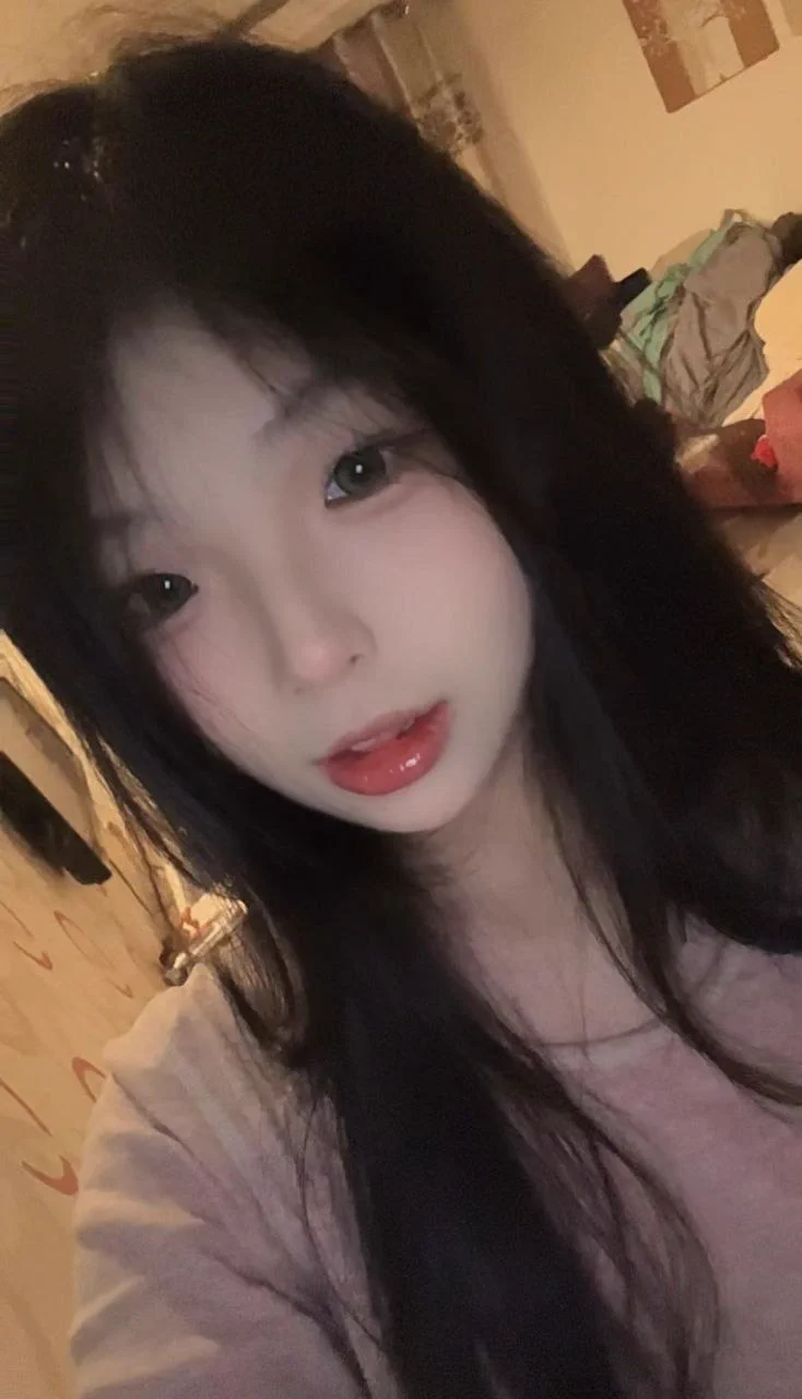 Chudai 💦
@SexytoBaby
@SexytoLady
@SexytoDoll
@SexytoGirl 

《种马约炮笔记》第六十九章——调教学妹女友玩3p

我19岁时交了一个很有气质的女友，她叫陈李源，是比我小一届的学妹，同一个高中毕业的，身材略微丰满，还好陈李源长的高，大概有170公分，34D罩杯，奶大屁股翘，我们相处得非常融洽。

交往两个月后的一个晚上，我爸妈都不在家时，我和她发生了第一次性关系，陈李源是个处女，所以很紧，而且奶头和阴唇都是粉红色的，搞起来真的非常爽，想到追了很久，又是个有气质、会念书的乖女孩被我上了，就让我非常有感觉，之后我们平均一个礼拜就做爱至少2次。
后来，我觉得每次都保持一样的做爱方式，其实久了蛮腻的，所以最近几个月，我开始会在外面散步的时候，就和她在一些公园里亲热，不外乎接吻、摸奶，有时玩得兴起还会让她的奶露出，不过还蛮常会有人偷看，刚开始我和她都害怕，只要发现有人偷看，我和她就会赶快离开，但是后来我开始渐渐喜欢上这种刺激、会被人偷看的感觉，几次之后，我就会变态一点，就是让人偷看，在和女友亲热的时候发现有人在偷看，我会故意不告诉女友，继续的亲吻、抚摸，然后把女友的衣服拉起来，让偷看的人可以看到我女友那34D的胸部和那美丽的脸蛋，这样真的让我非常兴奋。
最夸张的一次，我和陈李源坐在公园暗处的椅子上亲热，因为太过激情了，就忘记注意周遭有没有人。
那时陈李源是跨坐在我的身上面对我跟我接吻，我的手在陈李源的背不断抚摸，后来我四周看了一下，在陈李源身后发现了一个流浪汉，那个流浪汉蹲在我女友屁股后面，伸出一只手在摸我女友的屁股，我吓了一跳，但我却没有告诉我女友，因为我怕吓坏她，不过我也很惊讶，陈李源竟然没发现有三只手在摸她，可能是因为陈李源太忘我了吧！但这时我的脑袋却做了一个大胆的决定，就顺势从陈李源的屁股收了一只手回来，那天陈李源是穿着短裙，不过我早已经把她的裙子给稍微撩上来了，所以流浪汉肯定看到陈李源穿了一件黑色的薄纱内裤。
那个流浪汉也真大胆，我一直看他，他也不理我，一直专心的摸我女友的屁股，之后我女友亲着我小声的呻吟了起来，可是我的手只是抱着我女友，不可能会令到她叫吧！哇勒！该不会是那个流浪汉……

这时我瞄了一下，哇靠！流浪汉应该是隔着内裤在抠陈李源的小穴！但是我也不确定，或许根本连手指都插进去也不一定，想到自己的女友被陌生人只隔内裤摸着屁股，我就很兴奋，但谁知道他的手干不干净啊！我故意用脚踢一踢，他就站起来走掉了，我女友根本也没发现，后来我想这还是不太安全，就带我女友回家了！

有了这一次比较大胆的经验，我暴露女友的心就越来越强烈了，但我又不敢在外面这样大胆露出，蛮怕万一出事该怎么办。

之后我就和陈李源沟通，想拍一些陈李源的裸照，刚开始陈李源还蛮反对的，但稍微让她兴奋一下，还是会让我拍，久了，陈李源就不太反对，还会主动看着镜头，后来就进一步的拍我们做爱的照片。

说真的，以陈李源这么乖巧的女孩，是真的很信任我才会让我拍，我有些自责，但那暴露女友的心却一点都没减少，刚开始我都是自己欣赏，有时陈李源不在就开来打手枪，可是久了又没啥意思，后来看到网路上也很多贴出自己女友的裸照，看的我心蹦蹦跳，这让我也想贴在网路上让大家看一看！当然我都有在脸上打马赛克，决不有机会让别人认出来，但久而久之，又没感觉了，进一步的弄了薄马就贴在网路上，有些侧脸的，我完全没打马就贴上去了，但通常我贴一两天就会删图，以防万一，不过这一两天要被转贴也是非常容易，不过我到现在还是没看到陈李源的裸照回锅被我看到的。

后来有时做爱的时候，我开始会叫陈李源淫荡一点，对她说我好想让别人也看看你淫荡的样子，问她兴不兴奋？她说：「你好坏，还想让我被大家看，这样你不会吃醋吗？你舍得吗？」我就说：「我只想让我们之间更激情，感情才会好，而且你淫荡的样子，让我真的好兴奋」，我真的没在唬烂喔，我可是真心爱陈李源才这样说的。

陈李源回答：「那你想怎样我都好，你开心就好了，但你要真的爱我喔！」我听到后，疯狂的搞着陈李源，接着再问：「我想让别的男生也搞你好不好？我想让你舒服、让你满足」她说：「好，宝贝要别人搞我，我就让别人搞，还要好多人一起」，想不到平常温柔、气质的女友开始慢慢的被我调教成淫女啦！我女友可能认为只是在做爱时制造一点不一样的气份，但其实我可不是想想而已，而且她的裸体早就被不知道多少人看过了，只是大家不知道是谁而已！

后来有一次凌晨送她回家的时候，我突然想到我们可以在她家的楼梯间亲热！她家是公寓住宅，这时间，几乎不会有人上下楼。

一进楼梯间，我就抱住她一直狂吻，搓揉着陈李源的奶子，我把她的外套脱掉，里面是绑带式的小可爱，我就解开然后放到最松再绑起来，为的是突然有人的时候可以迅速拉回原位。
然后我往下拉，她的奶子就弹了出来，陈李源只要穿这种衣服就不会戴胸罩，因为露出肩带不太好看，我一直狂舔她奶子、吸她的乳头，她就压着我的头轻轻的呻吟着，我想不到她在这危险的楼梯间竟然也可以这么投入！陈李源开始主动解开我裤子的扣子，拉开拉链，因为很松，所以裤子就滑下来了，陈李源隔着内裤抚摸我的老二，我也很热情的和陈李源接吻，我们就在楼梯间的一楼靠着正中间的扶手上，等于说如果有人从上面的缝隙看下来，就可以看到我女友裸着上半身，就是这样也让我更兴奋了，我一手按着陈李源的阴部，看着陈李源闭着眼睛享受的表情，我就更大胆的带着陈李源往上了半层楼，等于上面有楼梯间窗户可以看进来，下面有铁门上方的缝隙可以看进来，所以有人经过的话，都可以直接看到我们。

想到这实在是太兴奋了，我就直接把陈李源的裤子脱至膝盖，就把我的肉棒直接从后面插入，然后把脖子上的带子解开，把衣服拉至腰间，现在的陈李源等于全裸在楼梯间跟我打炮了，陈李源趴靠在楼梯间的扶手上，我不断的从后面抽插，问陈李源舒不舒服、跟陈李源说「我好喜欢这刺激的感觉，这样打炮太兴奋了，你会害怕吗？」陈李源回答说：「不会，我也好喜欢，这样真的特别舒服，好爽，不要停，用力搞我好吗？」然后我就把陈李源身体拉起转到朝窗户的方向更大力的搞她，整个楼梯间都是啪啪啪的声音，这样对面的只要在阳台都可以直接看到一个裸体的女孩在楼梯间打炮，而那女孩就是他们的邻居，想到这里我就忍不住的拔出来射在楼梯间地上，陈李源也没有马上穿起衣服，还全裸的靠在扶手上，似乎她还沉浸在这刺激的气份里，射完后回复理智，想起这被看到一定会会在邻居间传起来，说某楼的女孩在楼梯间打炮，搞不好还会跟她爸妈说，甚至会有人拿这威胁陈李源来强奸她，想想还是帮陈李源赶快穿起衣服，送她回家去！还好后来都没什么事发生，但陈李源的淫荡也更上一层了。

而我暴露女友也更进一步！

最近陈李源和我出去的穿着性感多了，因为近期每次和她出去逛街，看到一些比较性感、暴露的衣服，我都跟陈李源说，你穿起来一定很好看，好身材不用怕别人看啊，这样我走路都有风呢！别人看到你性感的身材一定很羡慕我，陈李源一脸狐疑的看着我，但出钱的是我嘛，买衣服送她，陈李源也没啥好拒绝的。

时间久了，陈李源也开始会自己买那些低胸、短裙、小洋装，甚至连丁字裤都会自己买，穿着比较露了，陈李源也开始减肥，身材更是玲珑有致，那34D的乳房显得更大了，每次出去看到陈李源小露着乳沟或是穿着很容易穿帮的短裙，秀出那修长的美腿，又经常露出内裤，害我和陈李源出去都不能好好的玩，裤档里的小兄弟总是蠢蠢欲动呢，脑袋也只想着打炮，所以我们的性生活，真的是越来越美满了，从一个清纯、气质的处女，到现在变成了一个性感又淫荡的女人，我真的是很开心，很自豪能有一个这样迎合我的女友。

后来有一段时间流行摄影的，我也赶流行的买了一台单反相机，美其名是想学摄影，但我最想拍的，就是我那性感的女友「陈李源」，刚开始出去玩都拍一些正常唯美照，但资质太差，拍出来的照片总是被陈李源嫌太黑、取景不好之类的，后来我就找了有玩摄影的朋友教我，我这学摄影的朋友叫阿进，因为小有名气，经常有一些正妹找他拍照，看他的网路相簿里的照片，有外拍、棚拍的，甚至还有去MOTEL拍一些性感照，穿着内衣、比基尼，有些还根本没穿衣服呢，排除我那色情的念头，这类照片真的是拍得很棒，还真不输外面女星的写真，这让我也想好好的学学，好把我的女友拍的一美丽样性感，但心里有另一邪恶的想法产生了！

出去和阿进跑了一些景点拍了风景照后，又找陈李源出来让阿进教我人像照，不过陈李源一开始也放不开，都摆一些很不自然的姿势，但一回生两回熟，陈李源越来越会摆姿势了，而我的技巧也进步不少。

练习了一段时间后，我就和陈李源单独去外拍，当天我要求陈李源穿性感一点，陈李源就穿了一件粉红色细肩带的V领小可爱和一件棉质白色小短裙，我一看到就硬了，尤其是那件有点紧身的短裙，把陈李源的屁股线条展露出来，而且还稍微透出了里面的黑色丁字裤，我跟陈李源说你的裙子有点透明，陈李源只说是喔，应该还好吧！看来陈李源根本不太介意，又刚好正合我意，所以我们就直接开车出发了。

今天我们去的某条溪边，是我常和朋友来烤肉玩水的地方，虽谈不上风光明媚，但最主要的是这里人烟稀少，嘿嘿！这样大家知道我心里在打什么算盘吧！停好车后，我准备好相机，而陈李源就开始化妆，然后就往路旁的一条小径走去，边走边拍照，一开始都是很正常的姿势，等走到了溪边后，我就带陈李源走到一个大石头上拍照，大石头是这条溪边的制高点，等于有人经过是第一眼可以看到的，我叫陈李源趴着、侧躺着在大石头上摆姿势，而我从前方拍下露着乳沟的陈李源，拍了几张之后我就叫陈李源脱掉内衣，陈李源瞪大眼看着我说不好吧，我说你穿小可爱露出内衣肩带不太好看，谁叫你不穿无肩式或不穿内衣出门，反正又没人，没关系啦！陈李源才东张西望的从小可爱里脱掉内衣，放进包包里，然后我叫陈李源跪着手撑大石头翘起屁股也就是像背后式那种体位，开始拍着一些曝露的照片，从正面抓角度拍下陈李源的乳头，再从后面由下往上拍陈李源的丁字裤和屁股，拍着拍着，我忍不住走过去亲着陈李源的嘴，抱着陈李源并拨下陈李源上衣的细肩带，然后跟她说宝贝，你真的好性感，我好爱你，可以让我拍更裸露的照片好吗？留下美好的回忆，而且这样让我好兴奋，这里不会有人来的，而且我会帮你注意的，你不要担心，陈李源听完露出那羞涩的表情，点着头，于是我拉下陈李源的小可爱，那34D的粉嫩乳房就曝露在大自然中，我拍下在野外裸露乳房的陈李源，我又要求陈李源抚摸着自己的奶，拍了好几张照片，然后在叫陈李源站着慢慢拉起自己的裙子，慢慢的露出屁股和那黑色的丁字裤，拍下露着奶和丁字裤的陈李源，我还不过瘾，叫陈李源躺在大石头上要她自己摸着阴部和奶子摆出自慰的样子，我就在旁边拍着在溪边石头上自慰的陈李源，我只是要陈李源摆出自慰的姿势而已，而她自己把丁字裤拉到一边，开始弄着自己的阴蒂，我又拍了几张阴部的特写，我发现陈李源非常的湿，淫水甚至滴到石头上了，我发觉陈李源好像快高潮的喘息着，我相信这时陈李源渴望有人可以搞她，我原本想直接在大石头搞陈李源的，突然听到有人说话的声音，才赶快拉着陈李源走下这大石头并躲在后面，让陈李源穿好衣服和内衣，我往石头后瞄了一下，原来是三个山地小鬼来玩水的，看制服大概是高中生吧，原本想要打野战的，现在是没机会了，回头看着陈李源，她脸和胸口泛红，手还压在自己的两腿间，呼吸急促的靠在我身上，我知道这时陈李源还是很想要大屌来满足她，并没有因为有人来停止，藉这个机会我跟陈李源说，你刚刚的样子好淫荡喔，我们出去再拍几张照片，然后我要好好的搞你这个小淫娃。

我拉着她走出大石头，脱掉鞋子走到小溪的中间，那三个小鬼发现我们，就边玩边盯着陈李源看，我故意拉着陈李源走近那三个小鬼，大概只离十公尺，非常的近，然后要陈李源坐在溪里，溪水不高，坐着只弄湿陈李源的裙子，然后亲她一下脸颊说着，让这些小鬼看看我这美丽的宝贝吧，要非常性感喔！让小鬼们开开眼界，陈李源红着脸的在水中用手扥着、挤着自己的胸让我拍，然后我要陈李源站起来，陈李源就露出那被水弄湿几乎透明的裙子，映出里面的黑色丁字裤，陈李源翘起屁股的面对我，我发现后面那三个小鬼几乎看呆了，我拍下几乎就露出丁字裤的陈李源之后，我跟陈李源说把上衣脱掉，陈李源毫不思考的就脱掉小可爱，上半身只穿件黑色胸罩，露出北半球，但还不只这样，陈李源又开始脱掉弄湿的裙子，就这样在三个小鬼面前，陈李源只穿着胸罩和丁字裤，摆着姿势，我跟那三个小鬼都愣住了，只顾着看，陈李源才叫说，不是要拍吗？我才回神拍着，陈李源也还不害羞的摆出各种性感姿势，还翘着屁股让我拍，丁字裤都陷进阴部了，都可以清楚看到陈李源的阴毛，这一幕幕都被我拍下来了，陈李源真的是太淫了，我又更加的要求陈李源脱掉内衣，陈李源点头后，手就往后解开了内衣，用一手遮住自己的奶，把内衣丢给我，现在陈李源在小鬼们的面前只穿着一件丁字裤，几乎全裸的暴露着让我拍照，相机喀擦喀擦的，我不停的按下快门，要陈李源摆着不同的姿势，原本还会一直遮住奶头，拍着拍着就完全不遮的让我拍，也让那三个小鬼大饱眼福，看到陈李源那只属于我，又粉嫩的奶头，最后我拉着只穿丁字裤的陈李源走到他们身边，问他们可以和姊姊一起拍照吗？他们你看我、我看你的，发抖着说可以啊！陈李源头低低害羞的站在他们中间，拍了几张后，我就带陈李源走到大石头后面，把东西放好后，我紧抱着陈李源，跟她说，宝贝，今天辛苦了，我爱你，我知道你很想要，对吧！陈李源轻轻的嗯了一声，我就脱掉了陈李源的丁字裤，用手指抠弄的阴蒂，用舌头舔着陈李源的耳朵，脖子往下一直到奶头，不断的挑逗她，然后我蹲下舔着陈李源的嫩鲍，陈李源开始发出呻吟，我舔弄着陈李源时，我有注意到大石头边有头不时的伸出来，我知道是那三个小鬼走过来偷看，但我也没停住，就让那三个小鬼一直偷看到我将陈李源弄到高潮，然后我拿浴巾帮陈李源擦干净，帮陈李源穿好衣服，就准备离开了，离开时，那三个小鬼还跟我们说拜拜呢！今天成功的让陈李源第一次在陌生人面前裸着身体，最后还被别人偷看到淫荡发情的样子，虽然只是小鬼，但我想这淫荡女友计划又成功一步了。

回到车上，我跟陈李源说，你表现的很棒，我很喜欢你大胆、性感、淫荡的样子，我的宝贝我就爱你这样，你刚刚高潮了，晚点可要换你帮我服务啰！当天晚上我和陈李源大战了3回合，而她也比平常更容易达到高潮！

前几天，我念专科的学弟打电话给我说他要自己骑单车环岛，到县里的时候想要借宿我家，预计是星期六下午到达，刚好这星期六日爸妈出国玩也不在，我就直接答应了，我学弟是县城人，专科时到合肥念书，暑假在学校打工认识的，我都叫他阿永，是个色鬼，而且是A片王，想看什么片跟他要就对了，甚至自拍、偷拍的，他都有在收集，尤其是日本无码的，总是有第一手的照片和影片，是神人级的！

今天星期六，陈李源一早就出去了，我睡到了中午才起床，我大二时就已经和陈李源在一起了，所以阿永也认识陈李源，所以我有跟陈李源说我学弟要来县城，星期六晚上会住在我家，我就叫陈李源一起来，毕竟我们都好久没见了。

下午阿永打给我，他说已经骑到我家附近的火车站，我就骑机车去找他，阿永跟以前没啥改变，一样矮矮的，但还蛮壮的，可能都有在骑单车吧，到家后，他先洗个澡，然后拿出U盘开始打部落格，把路上拍的照片传至U盘，然后阿永跟我说，种马哥，我U盘放很多正点的唷，看你喜欢什么自己抠，我和阿永就一起看着一些自拍照，自拍影片，老实说我还蛮期待能在阿永U盘里看到陈李源的裸照，毕竟我之前也有放在网路上，不过阿永的U盘里太多照片了，要真正看完可能要看一整天，没有办法一一比对，看到一半阿永挑眉对我说，成哥啊，你那边有没有什么好康的，还是你跟陈李源姐有拍过啊？拿出来闻香一下啊，我回答说，吃屎啦！就算有拍，我也不会给你看啊！不过我这边有一些自拍的啦！你看看跟你那有没有重复的，我就打开我的电脑我收藏的自拍照给阿永看，里面有一个资料夹是陈李源的裸照，不过当然是没露脸，或打马赛克的，没仔细看过陈李源裸体的人绝对是看不出来的，阿永东挑西看，点开陈李源那个资料夹看了几张，就大声说，哇靠！这我没有，真是好货啊，奶大腰细屁股翘，你看那个屄和奶头都粉红的！干，看了超想上她的，我这时脑袋的画面都是阿永和陈李源口交、打炮的画面，晚上或许可以计划一下！

晚上九点多，我和阿永开着车去公馆载陈李源回家，陈李源今天穿着一件棉质连身洋装站在路边，看起来给人感觉很清纯，但又看到背后屁股印着内裤的痕迹，又让人有瑕想，陈李源上车后，路上我们买了一些宵夜和一堆啤酒，打算晚上好好开心一下，陈李源本身酒量就很差，大概两罐啤酒就差不多晕了，而且在茫得时候陈李源可是任人摆布，这是我以前和陈李源的经验，晚上喝了酒后挑逗一下，做起爱来特别听话，配合度超高，要求什么就做什么，和陈李源做爱时想搞些特别的时候让她喝酒这招很好用，而且那次有用手指玩陈李源肛门，最后还射陈李源满脸都是，超赞的。

但是陈李源就是讨厌喝酒，勉强只有调酒可以接受，而且还要看场合。

今天陈李源可能心情还不错，愿意喝点酒，我们开始聊天、玩游戏、喝酒，过了一段时间，陈李源看似正常，但以经开始晕了，而阿永已经开始语无伦次的倒在沙发上，要睡不睡的自言自语的不知道在说哪国语言，真的很虚，后来有点无聊，我就拿U盘和陈李源一起看阿永收集的那些自拍照，想要让陈李源学习一下，顺便诱惑陈李源，来让陈李源发情，我和陈李源就坐在沙发前的地上看着银幕，而阿永就在我们后面沙发上酒醉的躺着，似乎是睡着了。

看着看着，我的手就揉着陈李源的奶，然后在抚摸陈李源的阴部，而陈李源稍微扭着身体，手还是用鼠标点着一张张的自拍裸照、做爱照，我伸头过去和陈李源热吻，陈李源也热情的伸出舌头回应，我知道陈李源已经慢慢想要了，我开始脱下陈李源的内裤，陈李源的内裤湿了一大片，然后我把内裤往后放在阿永的手上，陈李源和我疯狂的舌吻，而我玩弄着陈李源的小穴，抠着陈李源的阴蒂，陈李源发出了呻吟声，也不怕后面的阿永听到，我将连身洋装拉起至腰间让陈李源裸着下半身，陈李源坐在地上被我玩弄着，然后把头往后靠着享受这感觉，这一靠刚好就靠在阿永的裤档边，我就将陈李源翻个身，变跪着趴在沙发翘起屁股，陈李源的头就面对着阿永的裤档，我移动到陈李源身后，扶着屁股，舔着陈李源的嫩屄，陈李源的呻吟越来越大声，我就越来越兴奋，丝毫不怕阿永会醒过来，这时我停止动作，陈李源马上说不要停，人家还要，拜托！我在陈李源耳边说，那你挑逗一下阿永让我看看，反正他醉死了，不会醒过来，一说完，陈李源就伸手到阿永的裤档抚摸着，而我继续弄着陈李源的阴蒂，看着陈李源会怎么弄阿永，然后陈李源跟我说他翘了！不是喝醉了吗？我跟陈李源说喝醉也会硬吧，否则男人怎么酒后乱性，那既然这样，你就脱掉他裤子帮阿永服务一下，他不会知道的啦！陈李源才轻轻的把阿永的裤子和内裤慢慢一起往下拉，才一拉下，阿永的屌就弹了起来，真想不到阿永这么坚挺，直直的立在那边，比我的短些也细些，陈李源看到有愣了一下！然后就握住屌上下套弄起来，我看到这一幕忍不住的裤子一脱，就从陈李源后面插入，真是太过瘾了，这样有3P的感觉，想不到陈李源可以接受这样，酒还真是好东西。

我从后面搞着陈李源，她玩着阿永的老二，叫着春，看陈李源已经完全投入了，然后把陈李源身体拉起，把整件洋装由下往上脱掉，再把胸罩脱掉，这样陈李源就在我和阿永面前全裸了，然后我把陈李源往前移，更贴近沙发，让陈李源的头刚好在阿永老二的正上方，我压下陈李源的身体，陈李源的脸和老二就碰再一起，而我就开始慢慢且深入的抽送，看着陈李源自己会怎么做，陈李源就继续帮阿永打手枪，然后偶而偷偷伸出舌头轻轻舔着阿永的龟头，一附怕被发现的样子，之后开始用舌头绕着龟头打转，慢慢的含住阿永的龟头，越来越深，最后整根屌就没入了陈李源的嘴巴，陈李源上上下下的吸着阿永的屌，不时还从阿永的睾丸那往上舔至龟头，好像在舔冰淇淋一样，第一次看到自己女友在帮人家口交，还吃的津津有味，这时阿永突然动着身体，一手伸去摸着陈李源的头，我和陈李源吓到都停止了动作，但阿永没张开眼睛，呢喃着不知道在说什么，我想他还是在醉吧！反正阿永就算清醒的，他也会装醉的啦。
我继续边搞着陈李源边说阿永还是醉死了啦，有反应是正常的，今晚他什么都不会知道的，放心！而陈李源也继续帮阿永口交，然后我从陈李源体内拔出来，冲去房间拿相机拍下这历史性的一刻，我拔出来后陈李源并没有停止，还是帮阿永口交着，而我就在旁边拍着照片，拍着陈李源吸着阿永的屌、舔着阿永的蛋，看到陈李源帮别的男人口交，还真的让我一阵头晕，阿永还用手扶着陈李源的头，还会稍微挺着腰，有时又压着陈李源的头，张开腿让陈李源舔睾丸，看不太出来阿永是喝醉的，而陈李源也淫荡的配合着，似乎忘了这根屌是阿永的，突然陈李源就发出嗯的一声，陈李源停止了动作，但嘴巴还是含着阿永的屌没放开，然后看到陈李源咕噜的咽了一下，又继续舔着、吸着阿永的屌，我才发现原来阿永射精了，陈李源竟然让阿永在自己嘴里射精，还将精液吞了下去，然后再用嘴帮阿永清理龟头，不放过任何一滴精液，看到这里，我放下相机，再次从陈李源后面进入，这次我把陈李源移到阿永的头上，随着抽送，陈李源的奶就在阿永脸上摩擦着，半小时后我就射在陈李源的屁股上，然后把陈李源拉过来，让她也帮我把龟头上的精液给舔干净。

结束之后，我就和陈李源一起去洗澡，洗完澡后，阿永也稍微清醒了，我和陈李源躺在床上，我紧抱着陈李源，跟她说，陈李源我爱你，看到你帮阿永口交的那么认真，表现的好棒，而陈李源也紧抱我，亲了我的嘴，没多说什么，此时我在想，陈李源或许根本就是个淫荡的女人，因为总是让我出乎意料，而我只是制造机会让她有所展现而已。

直到我去实习才开始和学妹陈李源分开，但是她经常从学校去安庆找我做爱，但是她不知道我在安庆实习的时候操过多少女人，一直瞒着她，直到分手。