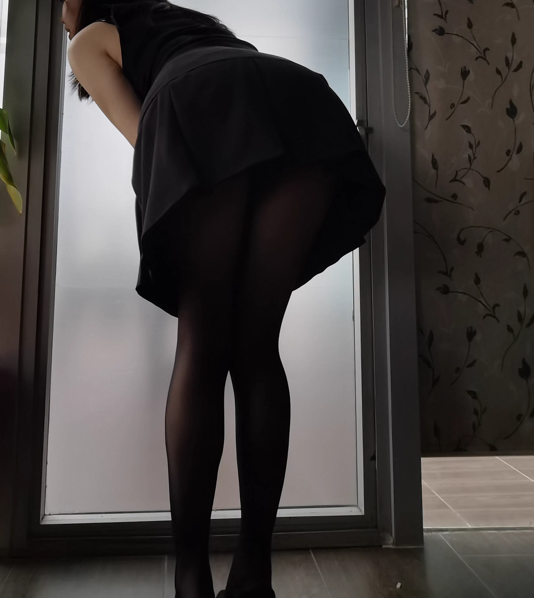 如果你的办公室里，每天出现一双这样的丝袜美腿，你会对她产生幻想吗？

娇妻每天穿着高跟丝袜短裙回公司，其实这是领导对娇妻的要求，最近开始要求娇妻不允许穿内裤上班💼

@ToBulaer 
@ToBulma 
@KawasawaSen https://t.co/qe03MGwZWh