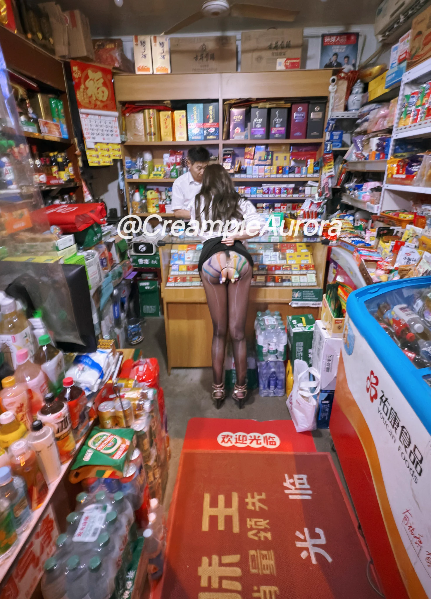 被盗用的最多的一张照片，这次不吃香菜升级了一下难度：夹着装满精液的避孕套去买事后烟，稍微不小心，轻则精液流淌到丝袜上，重则掉在地上满地都是，全场真的是又紧张又刺激😝 #露出 
@luchu888888 
@Public_Catgirl1 https://t.co/CNMwM2tKDc