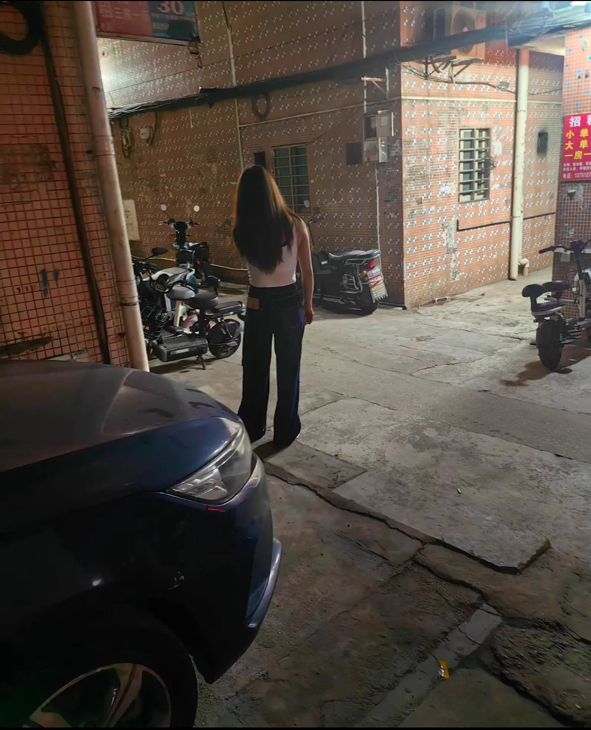 #绍兴 #站街 
路过上虞东关，厕所出来路边几个30左右站在巷子里，不停打招呼，边上有人聊几句直接跟着进了里面，快餐管饱 https://t.co/WbcPTiDmDp