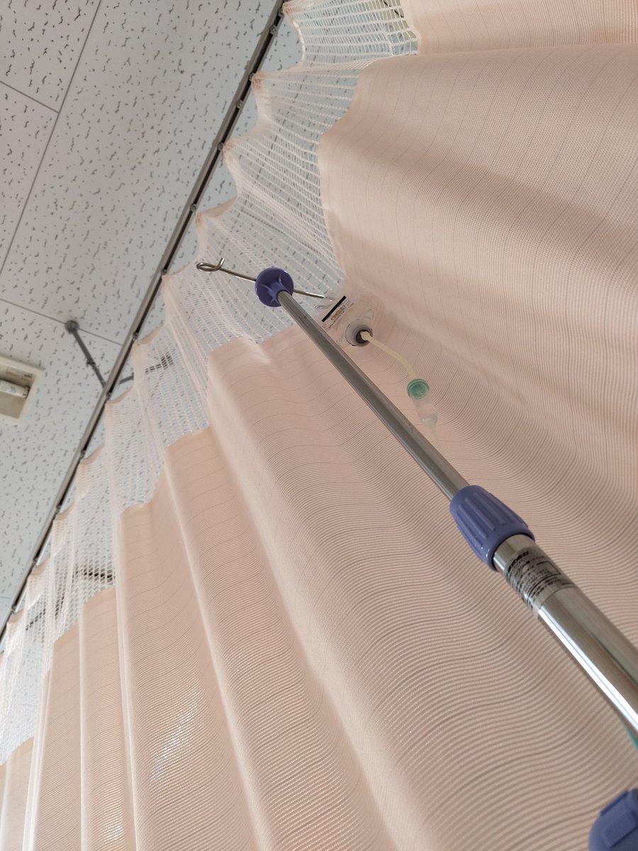 点滴４日目ともなるともう見慣れた天井だな https://t.co/lsMvtjRq6K