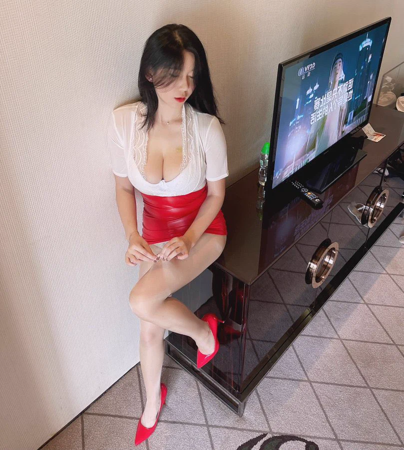 我都穿成这样了，你还在装尼玛的绅士风度
马上关了电视来床上干我•᷄ࡇ•᷅ https://t.co/3YUQUxuOCo