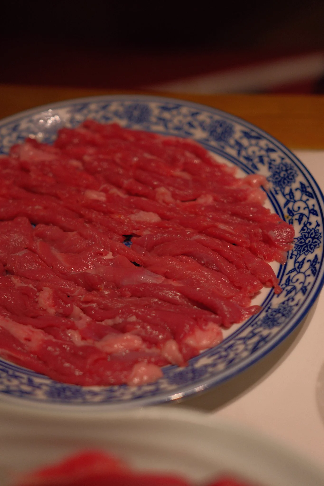 吃苏州菜本帮菜吃的有点腻。
来吃涮羊肉。

发现上海跟苏州的羊肉跟北京的明显不一样。
这边的羊肉口感有点碎，缺了点弹性，也谈不上特别香。

就涮羊肉这个单品来说，还是北京的好。
北京的羊大多都来自内蒙。
脂肪含量高，口感好，肉质也香。
白水煮就行，稍微蘸点盐，最多加点韭菜花，绝对是人间享受。

我强烈推荐铁子们去内蒙吃那种白煮羊肉。
太尼玛香了！

上海苏州这边的羊肉做那种清清淡淡的藏书羊肉确实更合适。

我还比较喜欢的一个羊肉单品是贵州的羊肉粉。
三番五次去到贵州和遵义。
那边的羊都是山地羊，可能锻炼的更多，肉更瘦更紧实，配上米粉，加点辣椒干碟，又补身体又去湿气，真的一绝。
在北京，我吃的贵州米粉明显就太腻了，因为用的羊太肥，失去了贵州山地羊羊汤的灵魂。

真是一方水土养一方羊。