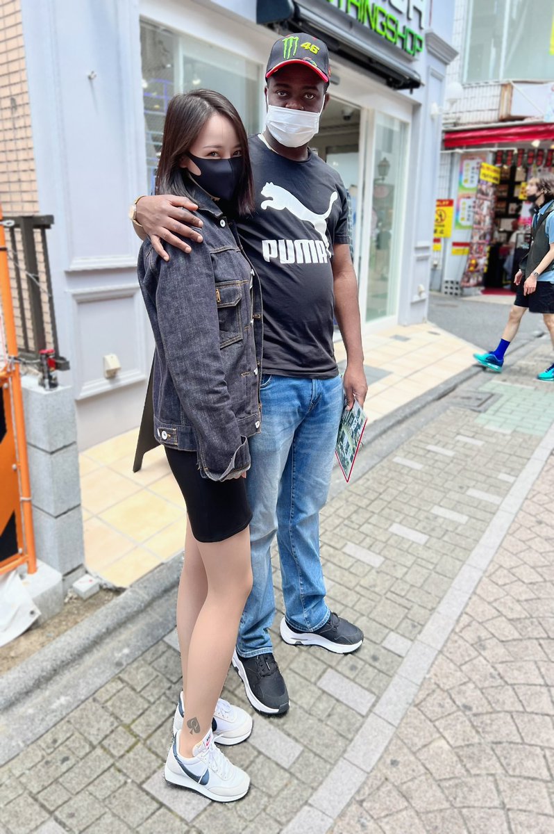 来自黑哥哥的慰问……
真不知道他裤裆里的味道有多大，别问我为什么穿这么厚，因为里面是真空的哦，这么多人，快把黑哥哥吓没了，哈哈
【更多内容均已上传私推，仅限私信订阅！】 https://t.co/nFG8egERwp