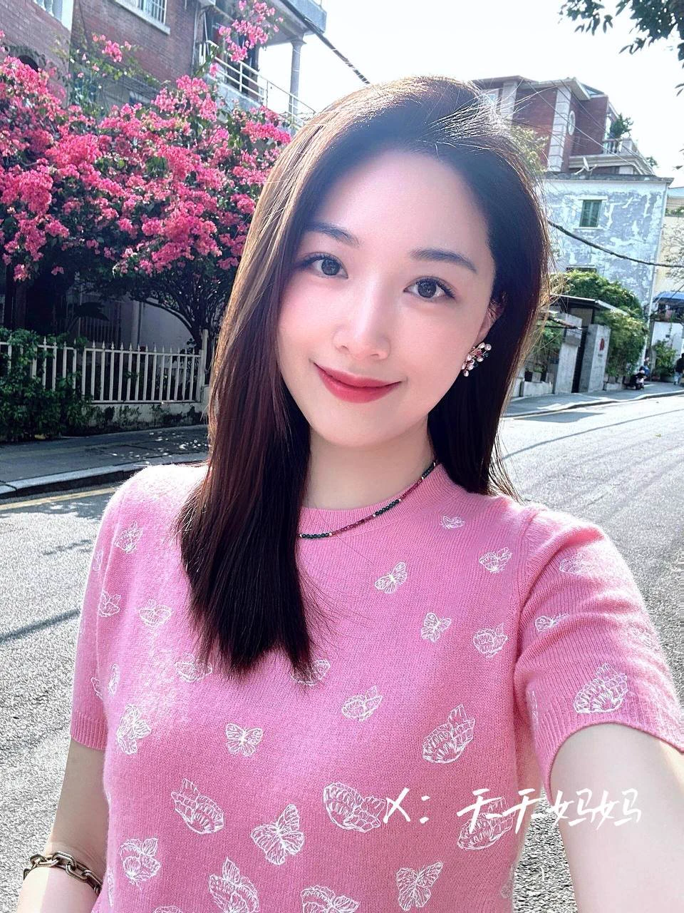 昨天路过这里的时候就在想，如果能在这里车震应该是件很刺激的事，结果晚上就实现了… 

大半夜欲望高涨，和老公借口说吃个宵夜去见了个推友。在车里先是女上坐在肉棒上，之后正面女上好像更骚了，交合处都一清二楚… 

果然偷情的感觉试了就停不下来，趁着儿子暑假去玩了，还有粉丝想约嘛，同城优先～ https://t.co/7kjDwf60U3