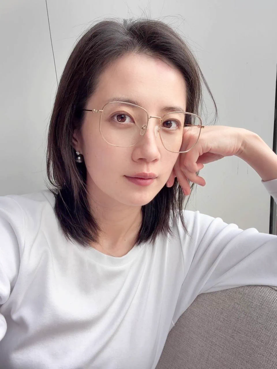 趁着孩子放假出去玩了，开车去见了一个粉丝～

风景不错，就是小穴里插着一根肉棒的时候，实在是无暇欣赏啊…他还特地支了个相机，说要拍给你们看，特别是交合处的样子… 

确实很舒服，果然在推特能得到更多的刺激，希望下次更美好吧…私信可以报名，同城优先～ https://t.co/wjOLthCMES