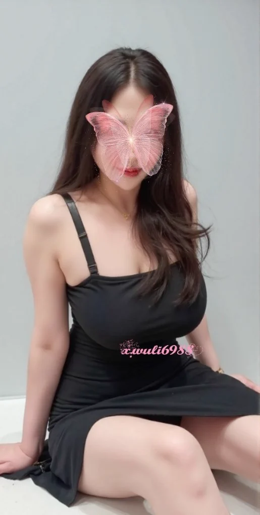 今天第一眼见他，他看了我三秒没说话。我笑了一下，就知道他还想见第二次。你呢会忍住不联系吗？
#黑裙诱惑 #目光心动 #坐姿瞬间
#BlackDress #EyeCatch #SeatedLook https://t.co/iFeCUrIxsp