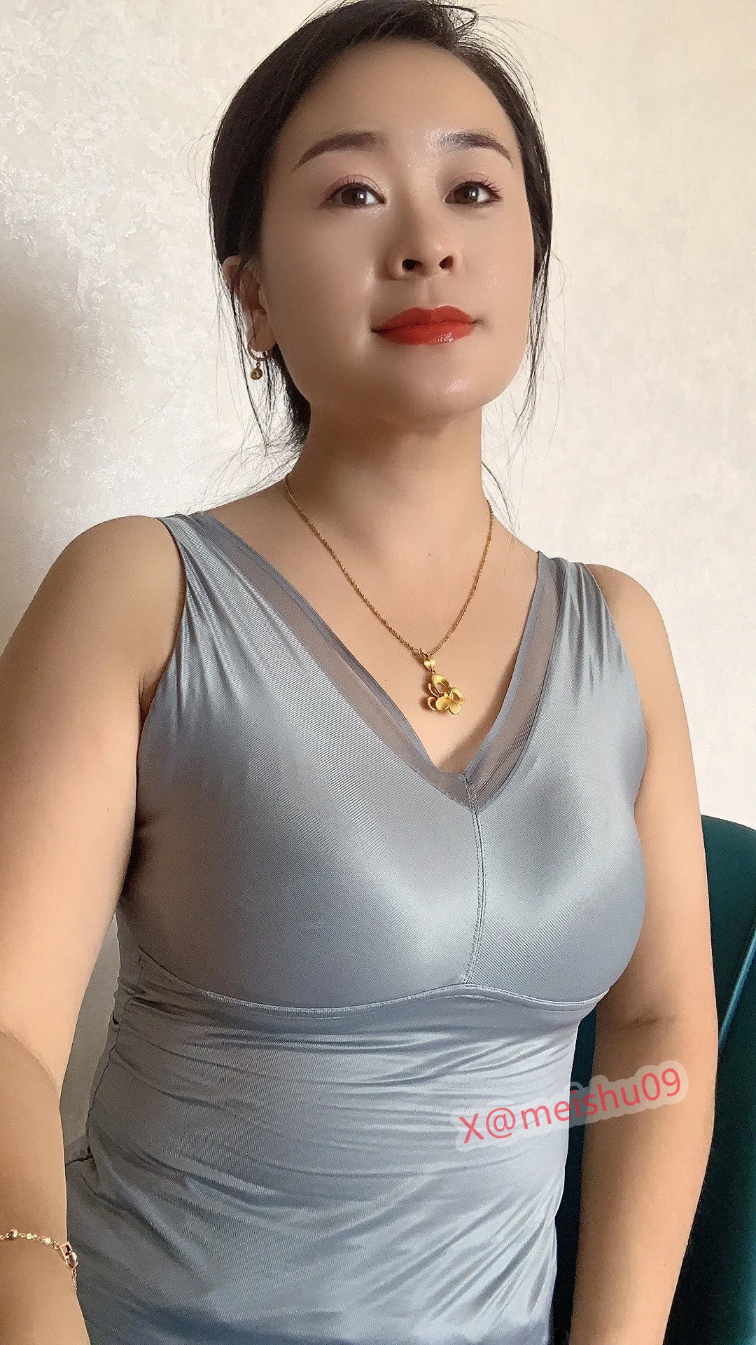 很有味道的宝妈

人的温柔分两种：一种是被亲情友情爱情宠溺出来的温柔。而另一种则是经历过世事以后不得已的温柔 希望你是前者而非后者 https://t.co/nRte8AkV10