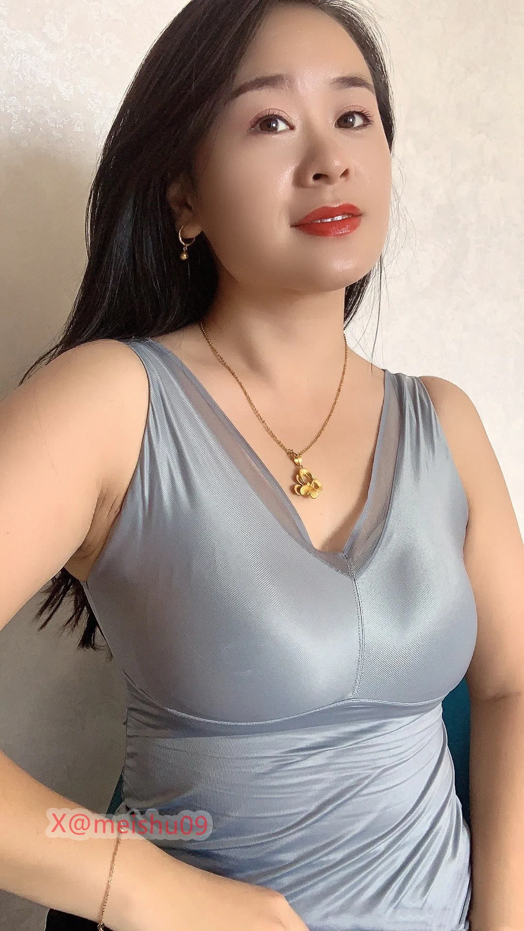 很有味道的宝妈

人的温柔分两种：一种是被亲情友情爱情宠溺出来的温柔。而另一种则是经历过世事以后不得已的温柔 希望你是前者而非后者 https://t.co/nRte8AkV10