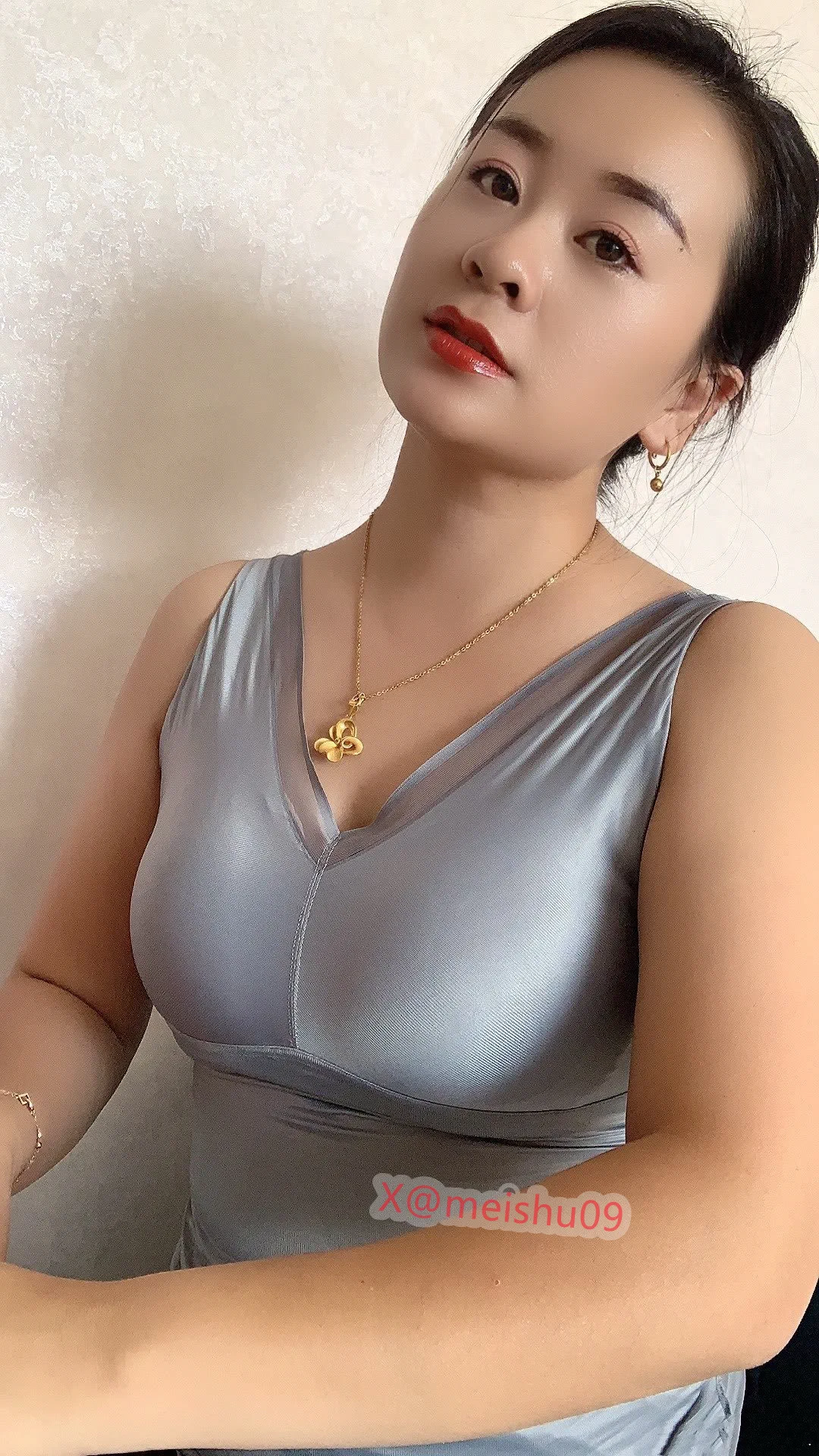 很有味道的宝妈

人的温柔分两种：一种是被亲情友情爱情宠溺出来的温柔。而另一种则是经历过世事以后不得已的温柔 希望你是前者而非后者 https://t.co/nRte8AkV10
