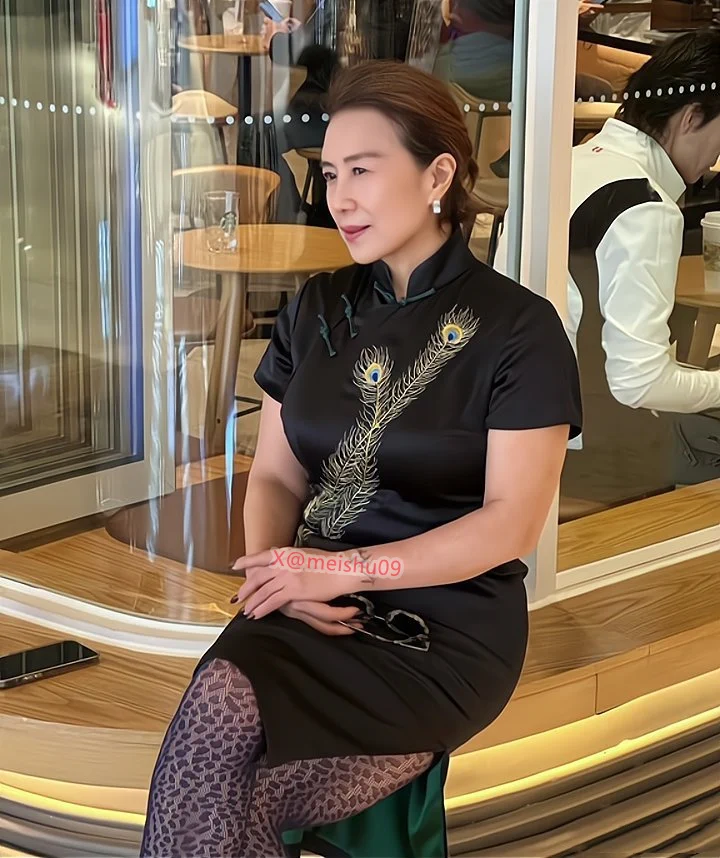 旗袍老阿姨韵味满满

在理想与现实纠缠不清的日子里，身边的人和最初的理想陪着我们跌跌撞撞一路踉跄。生活赐予我们的是日积月累下来的沉稳内敛，还有遍体鳞伤才学会的知足珍惜。 https://t.co/1GOMxW0KA6