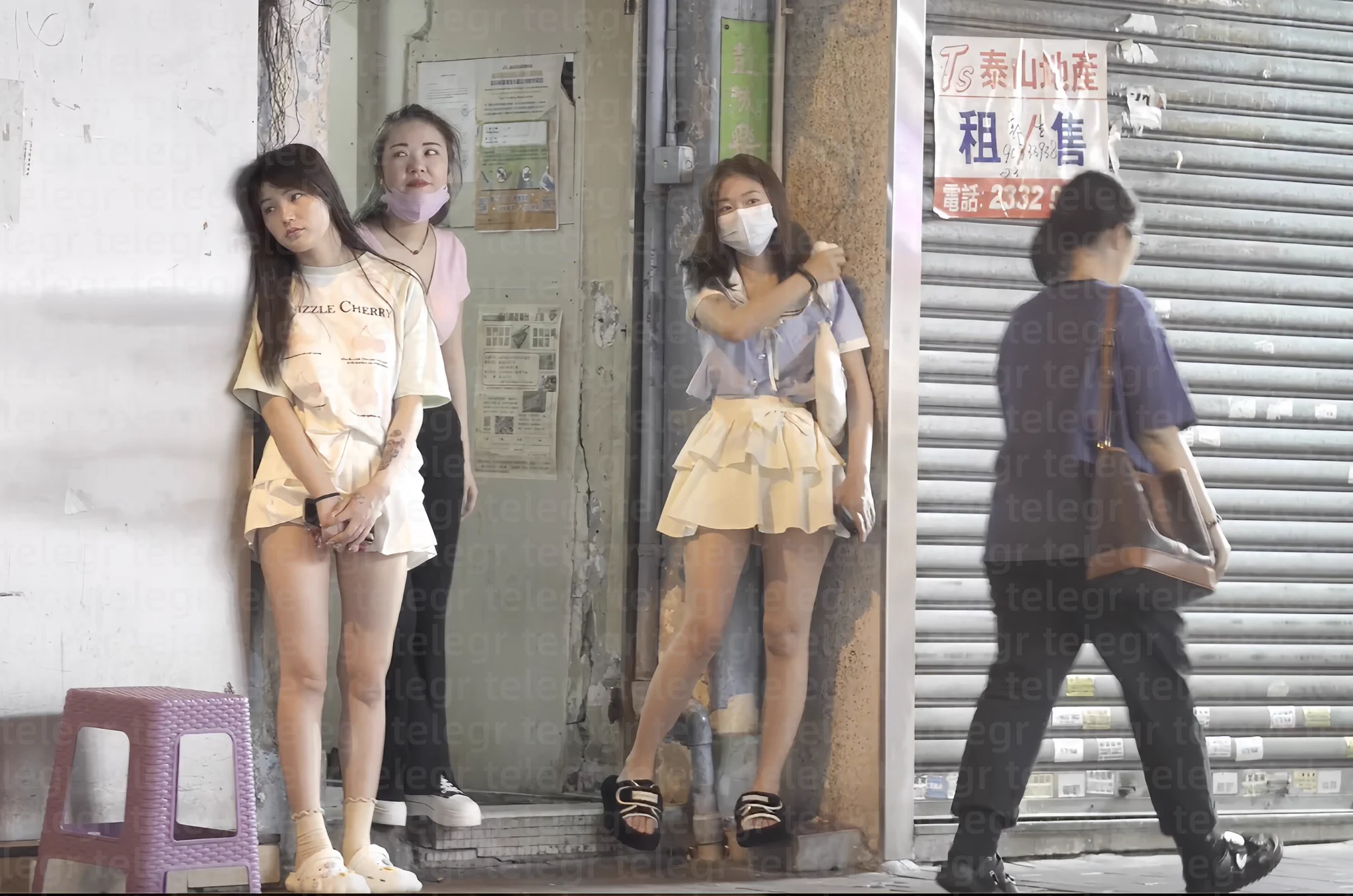 香港庙街:几位站街女没有生意正在各发各呆!
这两年香港经济疲软,香港本地居民钱袋缩水,连带本地色情行业收到冲击。本台采访几位站街女,都直言香港揾钱越来越难,考虑转战新加坡,日本或者美国。 https://t.co/jdbC5z9Rhw