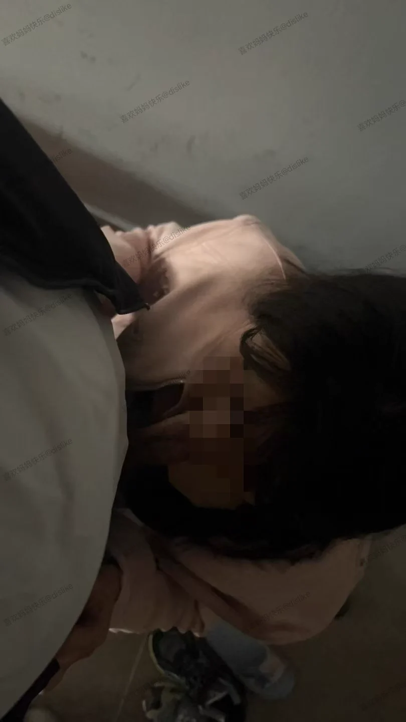 周五，陪学姐，去逛商场，路上她总摸我，在商场的消防通道，我把学姐扒光，让她的大奶子露出来，黑色丝袜里面第一次不穿内裤，紧张，刺激，羞耻。很害怕周围人知道她没有穿，舔我鸡巴的时候，楼道里还有工作人员走动，好几次学姐都咬到我的鸡巴了，舔玩出来手心里都是汗。 https://t.co/uyRIgopck9