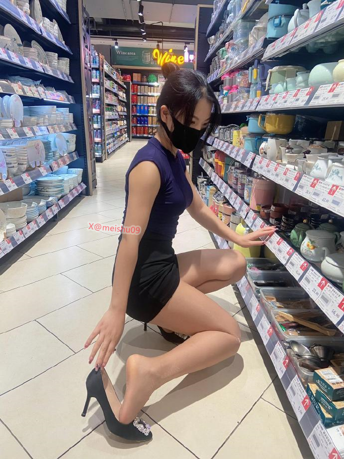 逛超市的肉丝小阿姨

生命只是如此前行，不必说给别人听。只在心里最幽微的地方，时时点着一盏灯。灯上写两行字 ：今日踽踽独行 他日化蝶飞去。 https://t.co/bxczmmOgxD