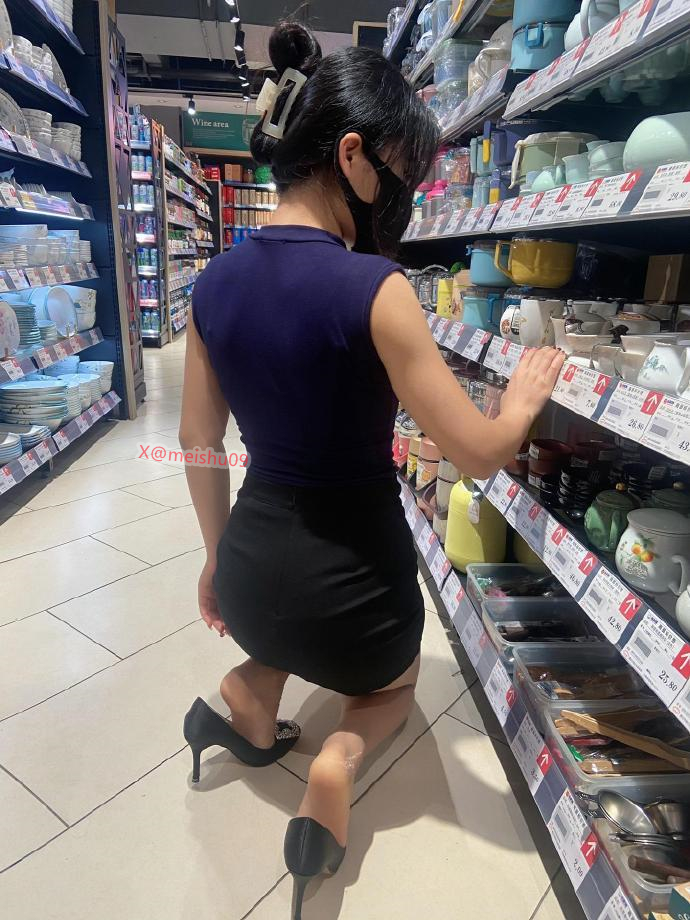 逛超市的肉丝小阿姨

生命只是如此前行，不必说给别人听。只在心里最幽微的地方，时时点着一盏灯。灯上写两行字 ：今日踽踽独行 他日化蝶飞去。 https://t.co/bxczmmOgxD