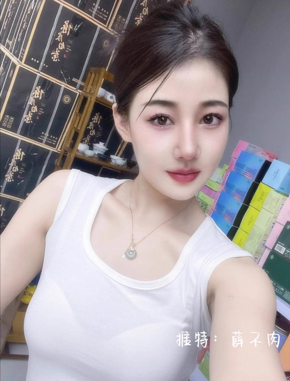 来了推特总得好好的展示下自己吧，不知道你们会更喜欢看脸，还是更喜欢看屁股…

虽然欲求不满好像写在了脸上，但比起来直来直去的约，我更想要一场浪漫的邂逅。有拥抱，有亲吻，有性爱过后的依偎…

想试着约一次了，有同城的嘛～ https://t.co/aCZfCEDwEc