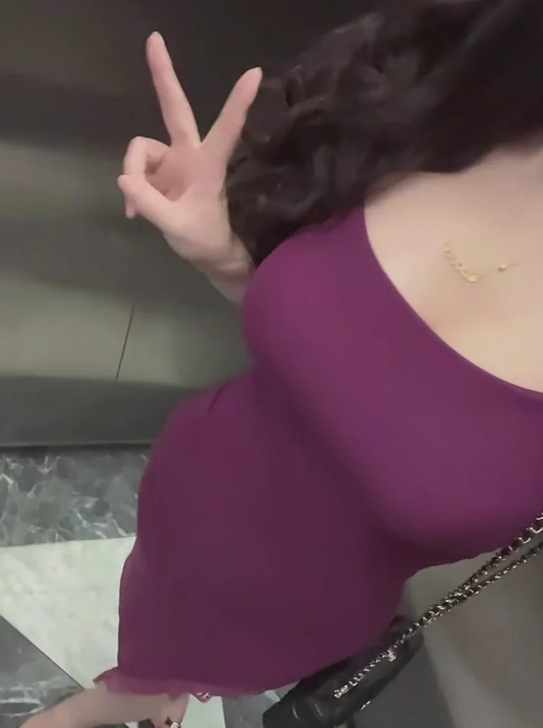 电梯里试了下这条裙子，贴得太紧，不太能呼吸。但你喜欢这样，对吧？
#曲线诱惑 #紧身挑战 #镜中试探
#BodyShape #TightFit #ElevatorLook https://t.co/GkhZaPh1s5