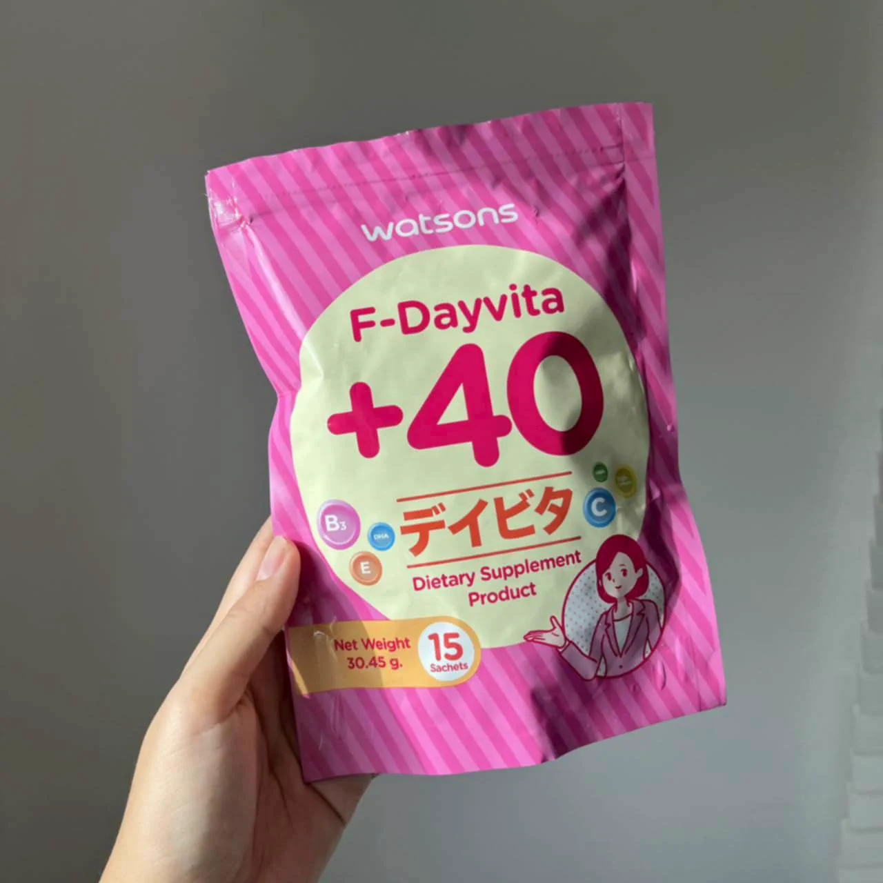 40+ ไม่สะดวกแก่เชิญทางนี้ค่า ใครไม่รู้ว่าตัวเองต้องกินวิตามินอะไรบ้าง วัตสัน เดย์ไวต้า คิดมาให้แล้วว จัดมาให้ครบ ตามเพศและช่วงวัย 1 ซองเล็ก มี 5 เม็ด รวมวิตามินที่ร่างกายต้องการ ไม่ต้องมานั่งจำ ไม่ต้องกลัวลืมกิน 555555 พกสะดวกด้วย ช่วยประหยัดเวลาไปได้เยอะ สาวๆสีชมพู หนุ่มๆซองสีน้ำเงิน จำง่ายมาก พิกัดวัตสันเลยย หรือสั่งออนไลน์ที่