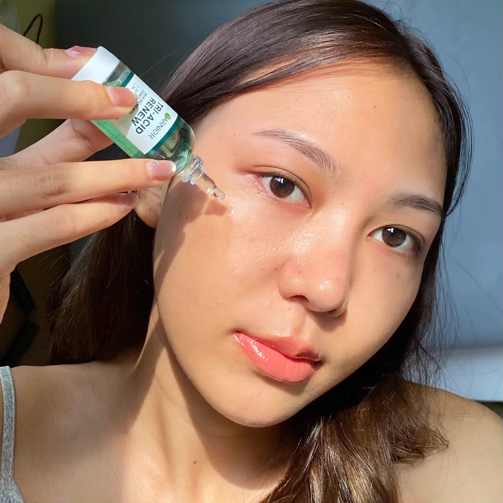 สิวไม่หาย ผิวหมอง รูขุมขนกว้าง ต้องรีเซ็ตผิวเก่าบ้าง
นี่ขอป้ายยา Garnier Tri-Acid Renew Skin Renewal Concentrate💚 มี PHA, AHA, BHA 10%, Niacinamide 5% ช่วยผลัดผิวเก่า + เสริม skin barrier + ปลอบประโลมผิว อ่อนโยนใช้ได้ทุกวัน วิธีใช้คือกดตรงก้นขวด ครั้งละ 3-4 หยดตามด้วยมอยส์ปกติ หลังใช้รู้สึกเหมือนได้ผิวใหม่ รูขุมขนเล็กลง สีผิวสม่ำเสมอ เกราะป้องกันผิวแข็งแรงขึ้น ผิวดีทั้งชั้นนอกชั้นในของจริง ตัวนี้เค้าเหมาะกับทุกสภาพผิวเลยนะ ผิวแพ้ง่ายใช้ได้ แนะนำเลยยย