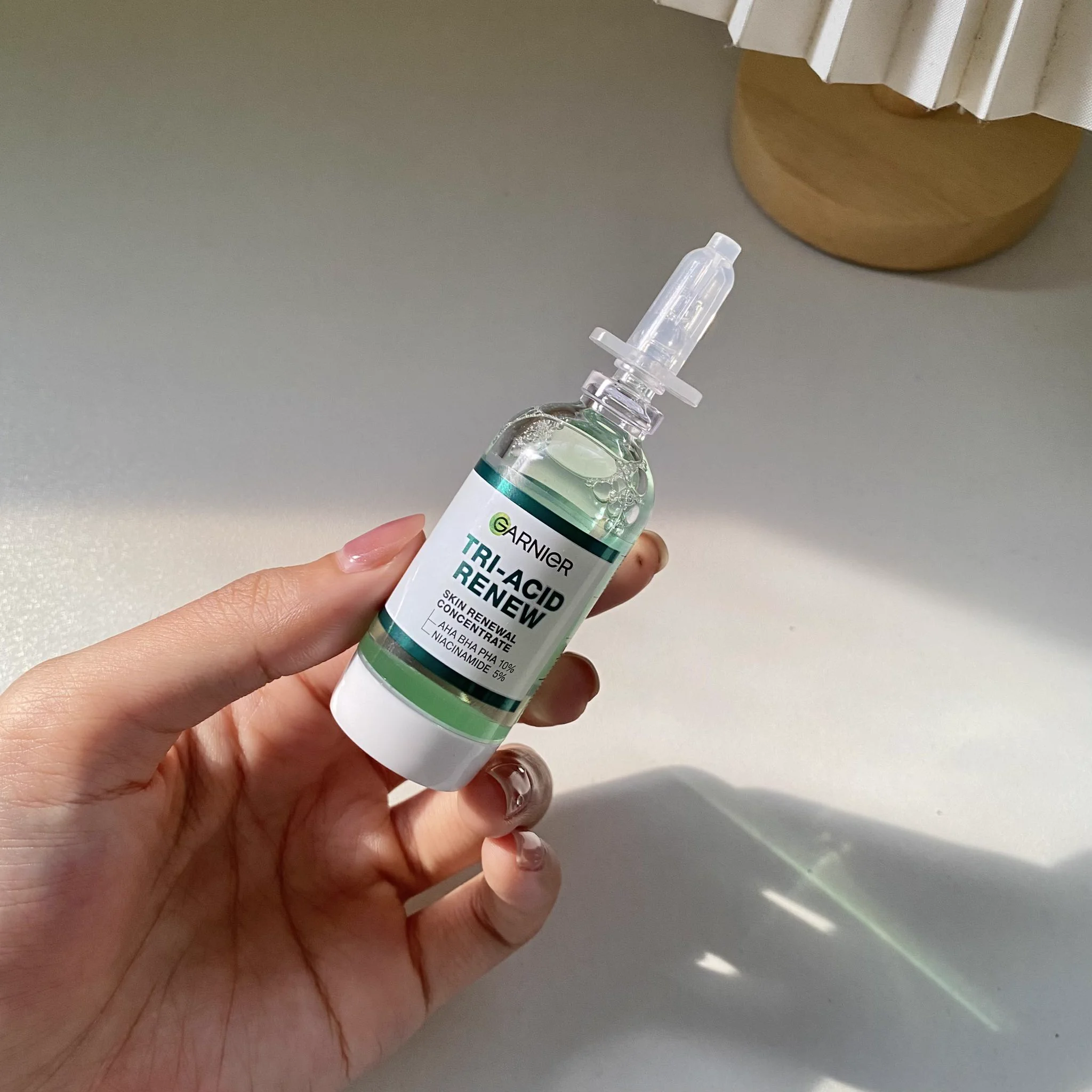 สิวไม่หาย ผิวหมอง รูขุมขนกว้าง ต้องรีเซ็ตผิวเก่าบ้าง
นี่ขอป้ายยา Garnier Tri-Acid Renew Skin Renewal Concentrate💚 มี PHA, AHA, BHA 10%, Niacinamide 5% ช่วยผลัดผิวเก่า + เสริม skin barrier + ปลอบประโลมผิว อ่อนโยนใช้ได้ทุกวัน วิธีใช้คือกดตรงก้นขวด ครั้งละ 3-4 หยดตามด้วยมอยส์ปกติ หลังใช้รู้สึกเหมือนได้ผิวใหม่ รูขุมขนเล็กลง สีผิวสม่ำเสมอ เกราะป้องกันผิวแข็งแรงขึ้น ผิวดีทั้งชั้นนอกชั้นในของจริง ตัวนี้เค้าเหมาะกับทุกสภาพผิวเลยนะ ผิวแพ้ง่ายใช้ได้ แนะนำเลยยย