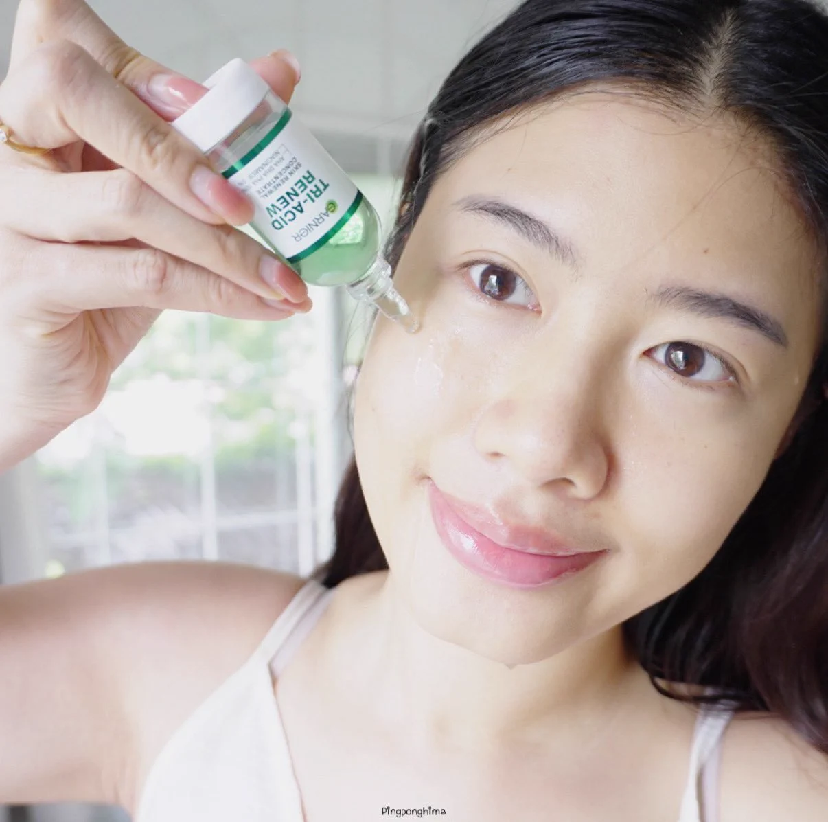 เซรั่มใหม่ของการ์นิเย่ควรแมสม้ากกก! เป็นเซรั่มที่มี AHA BHA PHA และ Niacinamide ช่วยผลัดผิวอย่างอ่อนโยน ไม่ระคายเคือง ละผลลัพธ์ดีมาก หน้าเนียนผิวละเอียด และดูใสขึ้น Garnier Tri-Acid Serum สร้างผิวใหม่สุดดด 

ลองใช้มาซักระยะนึงคือรูขุมขนกระชับขึ้นจริง แล้วคือใช้ได้ทุกวันแบบไม่แสบเลย ผิวแพ้ง่ายก็ใช้ได้ วิธีใช้คือแค่กดเบาๆที่ก้นขวด เซรั่มก็จะดรอปออกมา หยดที่แก้มกับหน้าผาก3หยด อีก1หยดที่จมูกกับคาง เท่านี้คือจบบ