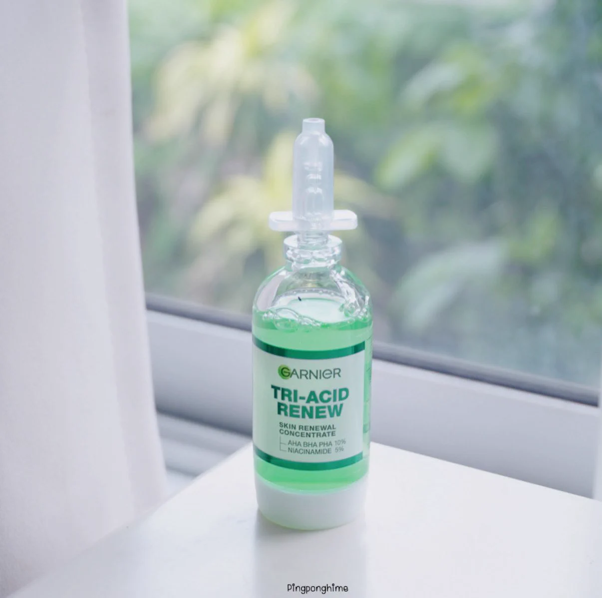 เซรั่มใหม่ของการ์นิเย่ควรแมสม้ากกก! เป็นเซรั่มที่มี AHA BHA PHA และ Niacinamide ช่วยผลัดผิวอย่างอ่อนโยน ไม่ระคายเคือง ละผลลัพธ์ดีมาก หน้าเนียนผิวละเอียด และดูใสขึ้น Garnier Tri-Acid Serum สร้างผิวใหม่สุดดด 

ลองใช้มาซักระยะนึงคือรูขุมขนกระชับขึ้นจริง แล้วคือใช้ได้ทุกวันแบบไม่แสบเลย ผิวแพ้ง่ายก็ใช้ได้ วิธีใช้คือแค่กดเบาๆที่ก้นขวด เซรั่มก็จะดรอปออกมา หยดที่แก้มกับหน้าผาก3หยด อีก1หยดที่จมูกกับคาง เท่านี้คือจบบ