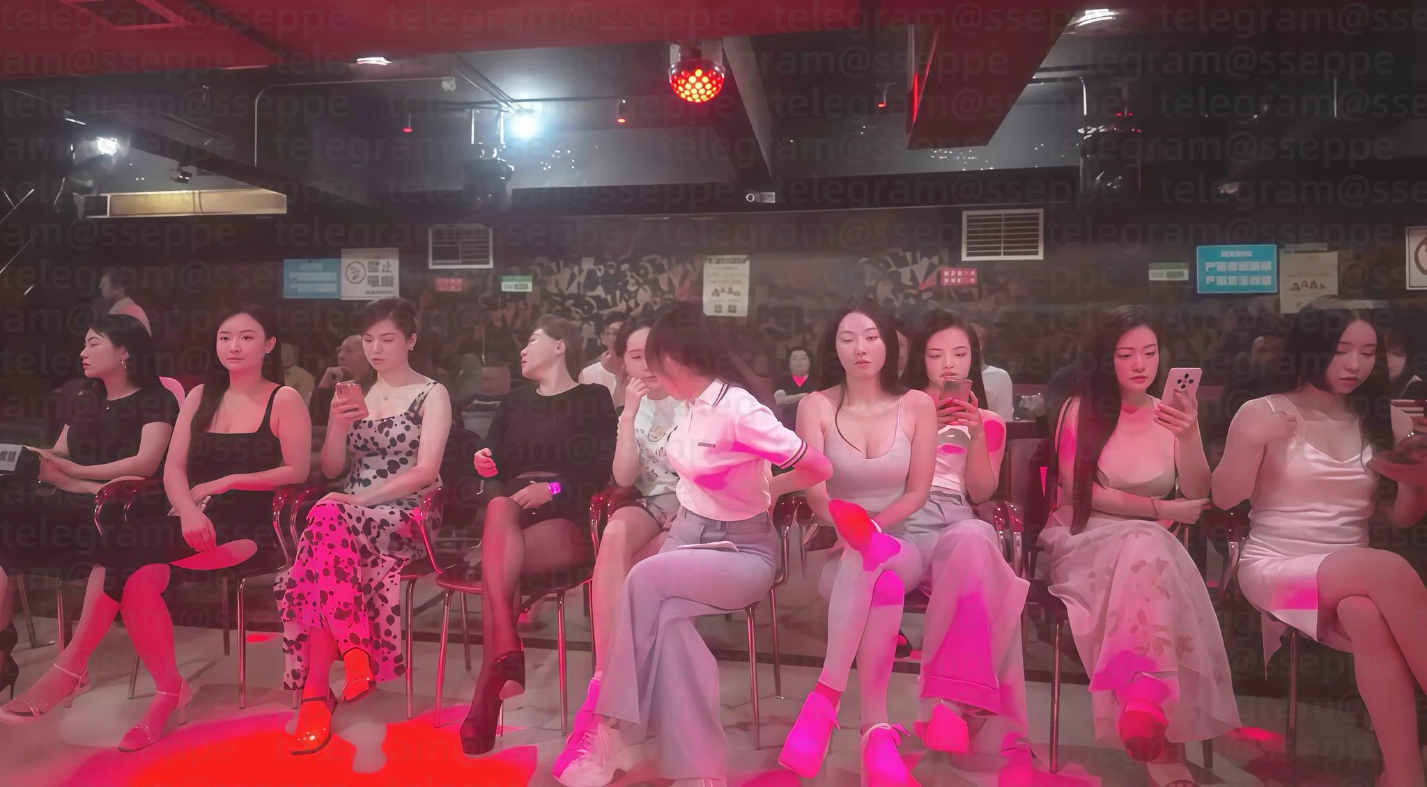 丰润的奶子,肥硕的屁股清晰可见:有些胆大一件薄纱盖身,上百个舞女等着被挑选。
记得两年前第一次进舞厅就被这个场景给震撼住了,就算是现在每次去舞厅,面对这样的景象,内心依旧是躁动的。 https://t.co/Liu5caziU0