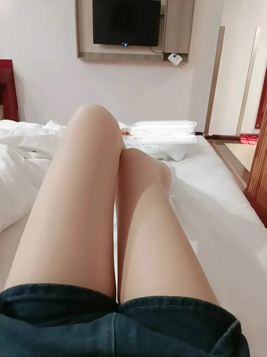 客人走了，我躺一会，还有上一个客人的温度，色色🥰 https://t.co/P1l77Vj3Ft