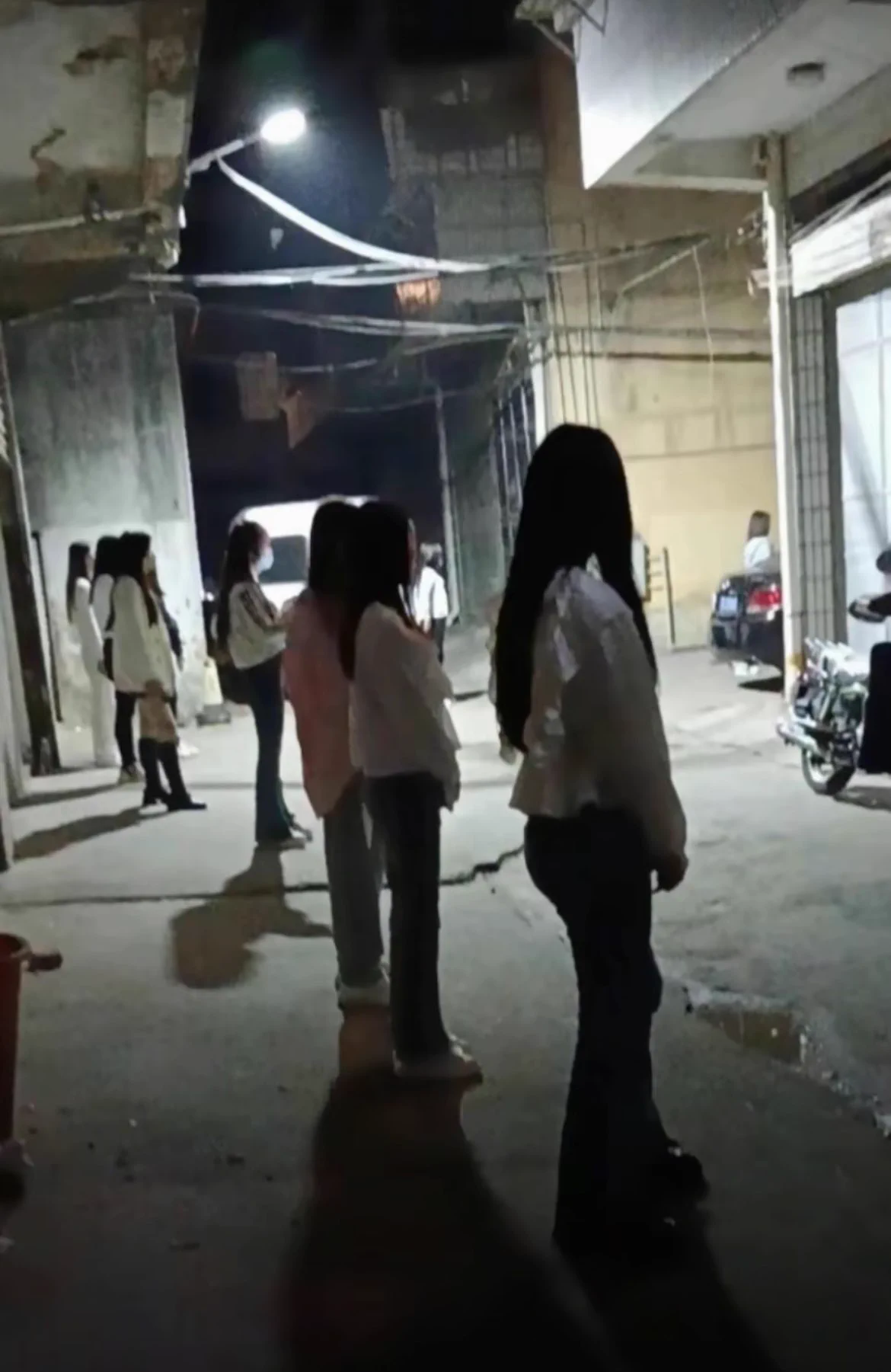 武汉贸易路前段时间经历了不少腥风血雨，如今又焕发了勃勃生机！！！
老鸡新鸡都出了不少！漂亮的依旧很多！#武汉 #站街 #扫街 https://t.co/1tnaoW75qJ