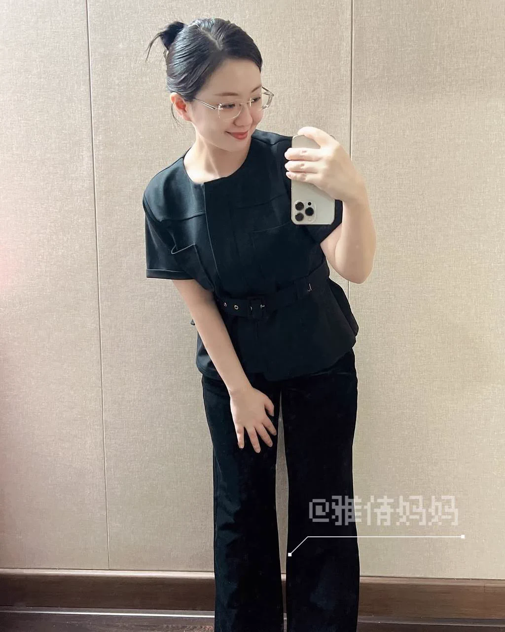 周末一个人在工作室加班中～

突发奇想就想脱光了试试，在平时同事们上班的地方一丝不挂，有点羞耻，又有种独特的刺激…

女人的欲望其实来的都突然又猛烈，就比如现在，真的很想约一次了。有同城的嘛… https://t.co/8XmEMCVwb5